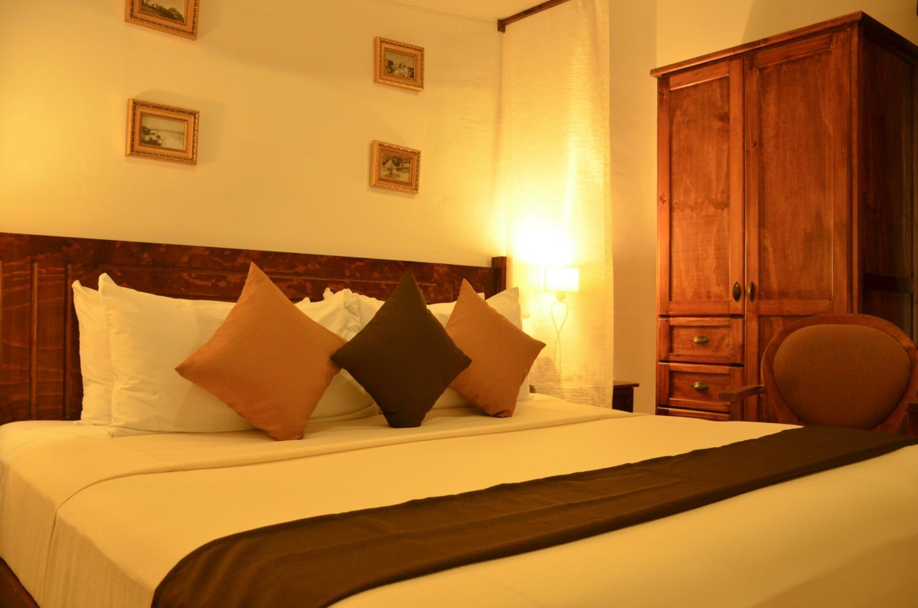 Deluxe Double Room with Bath - Photo 4