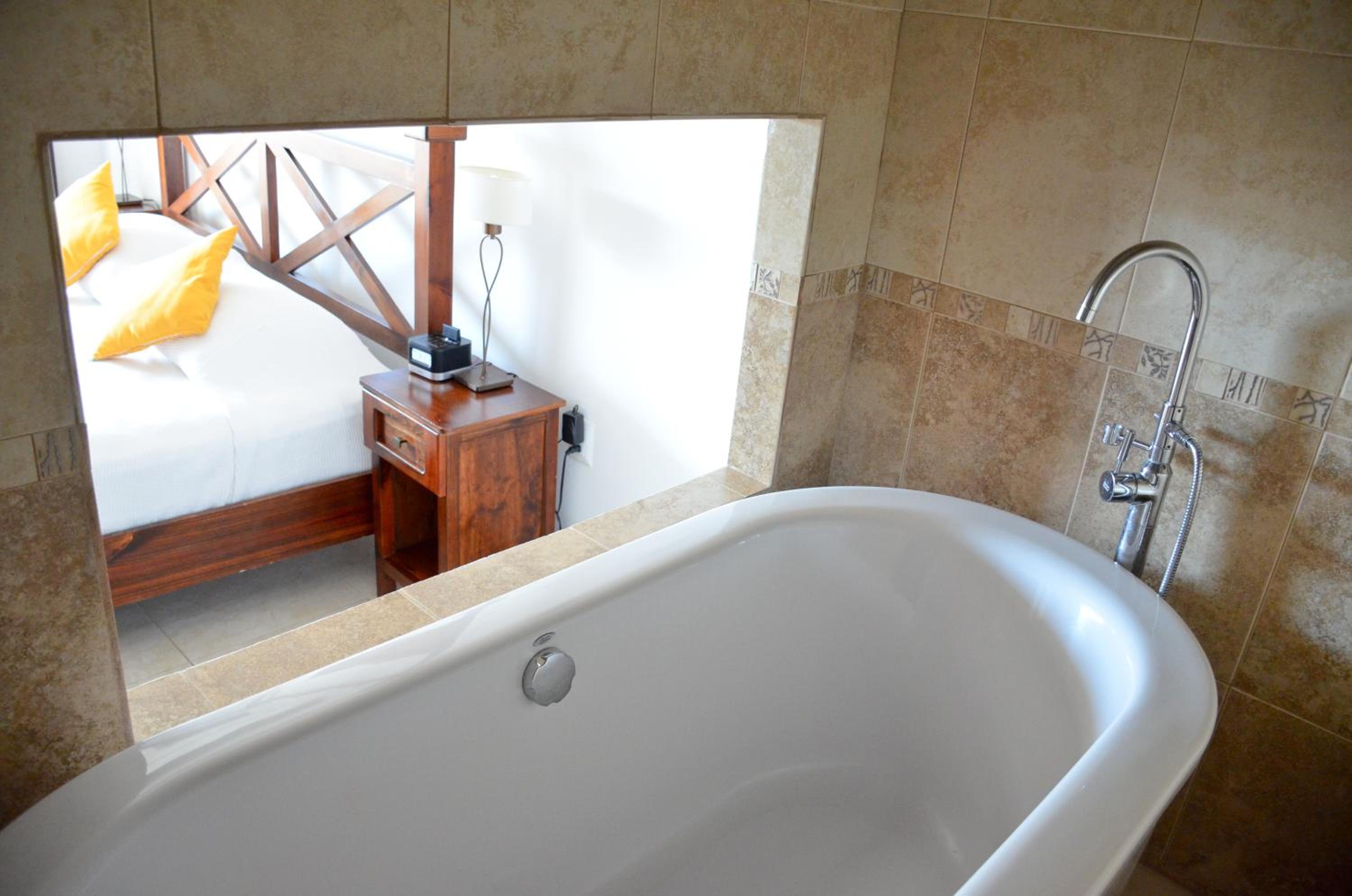 Deluxe Double Room with Bath - Photo 2
