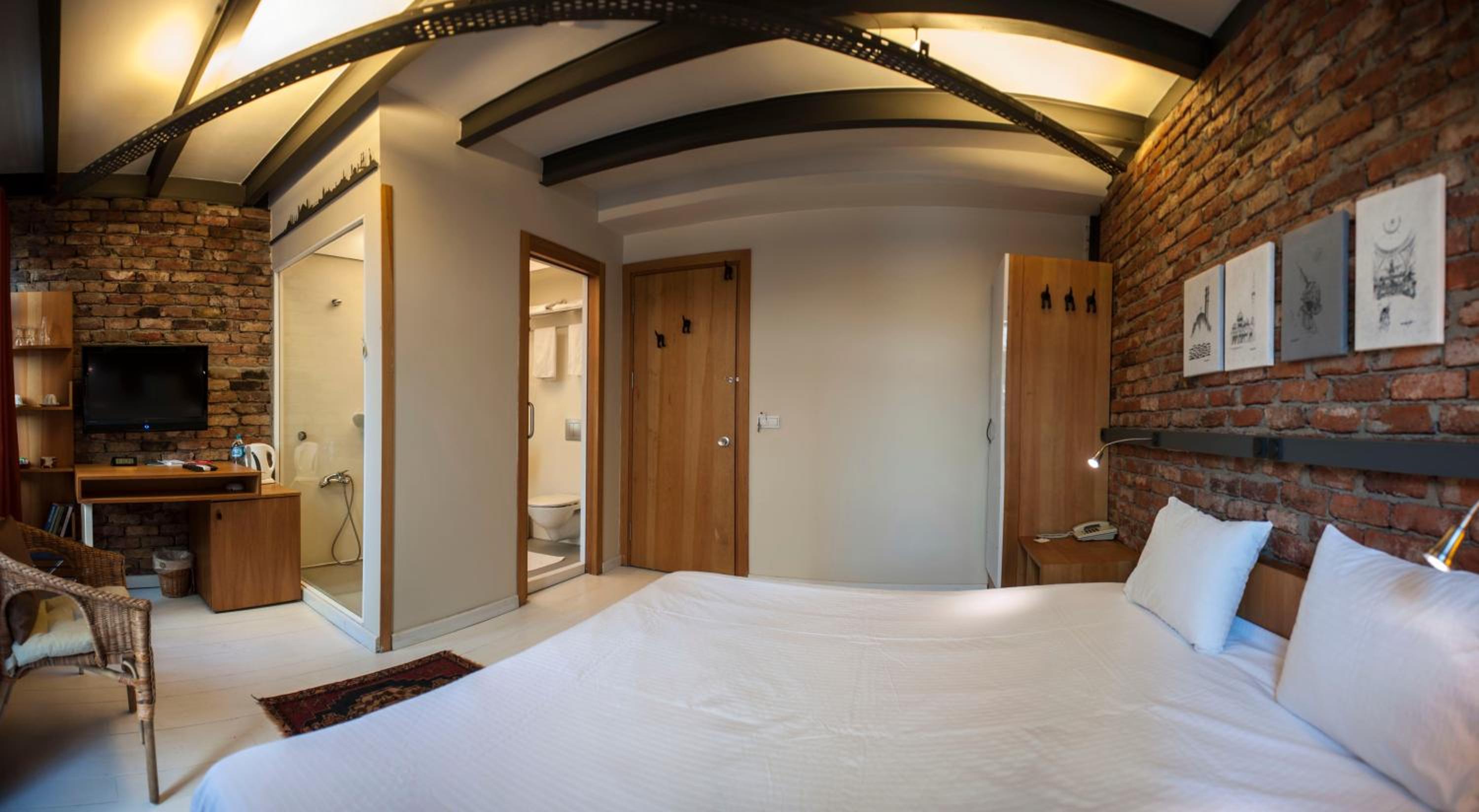 Superior Double or Twin Room with Brick Wall photo 2