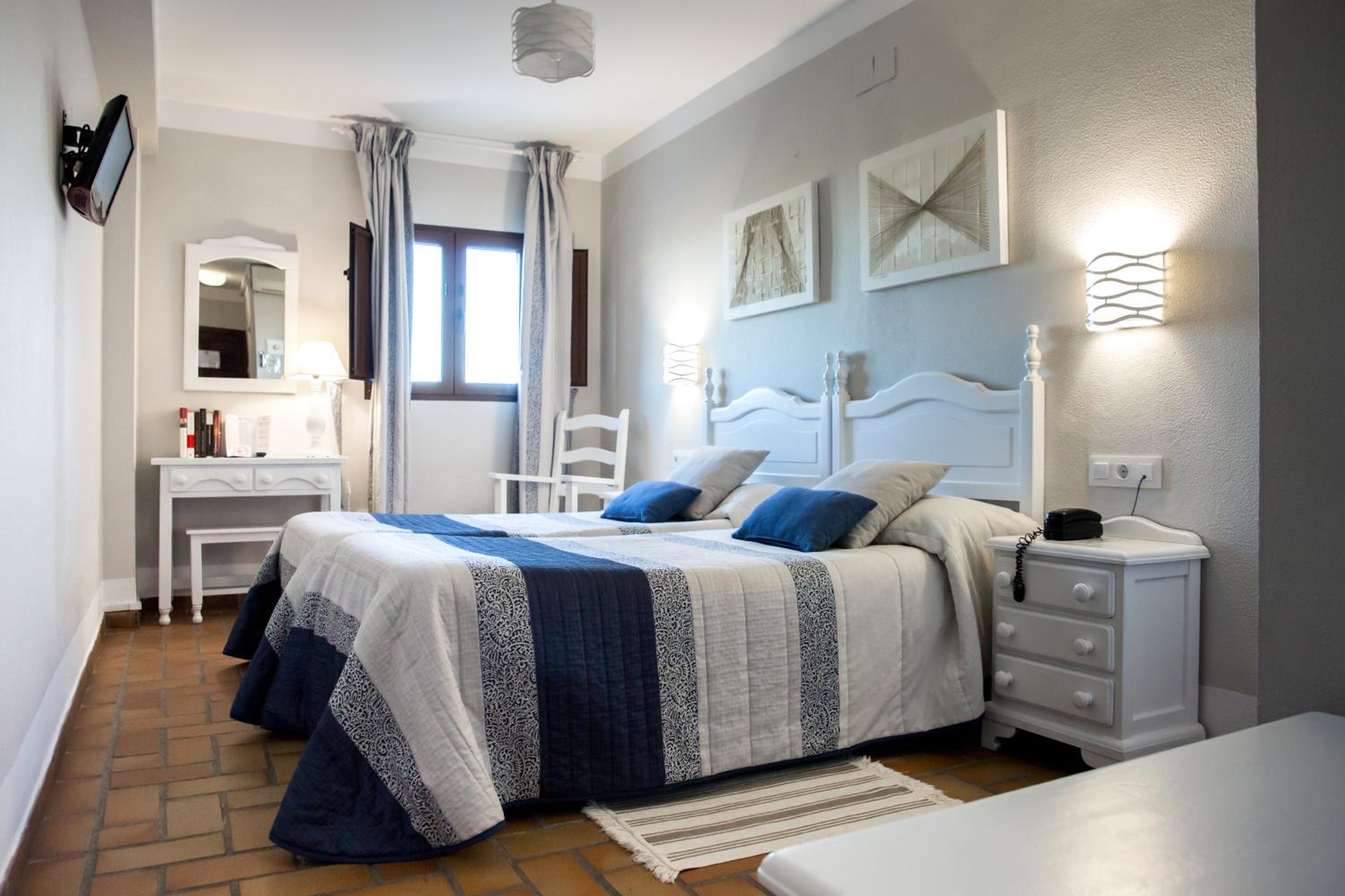 Twin Room - Photo 8