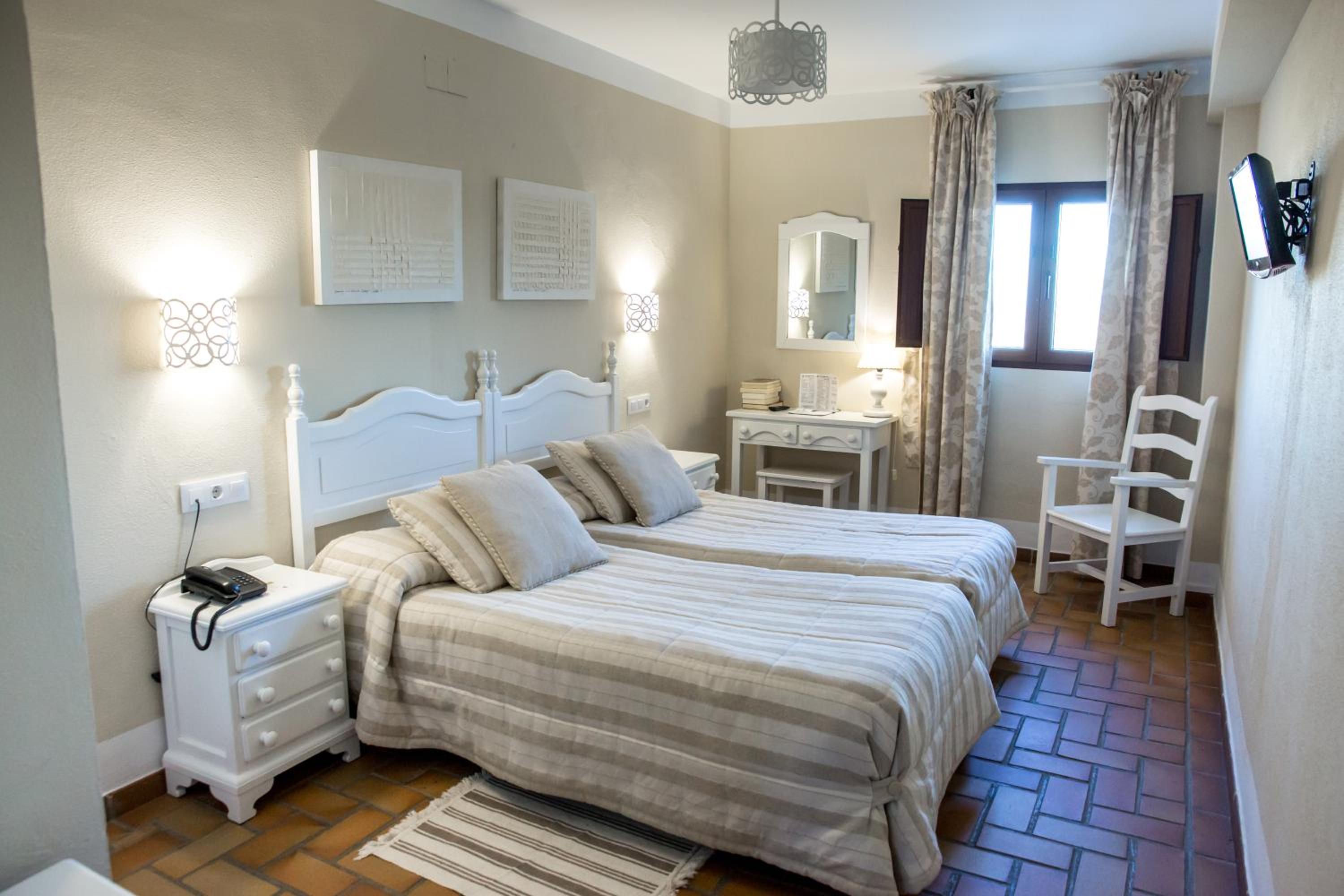 Twin Room - Photo 3