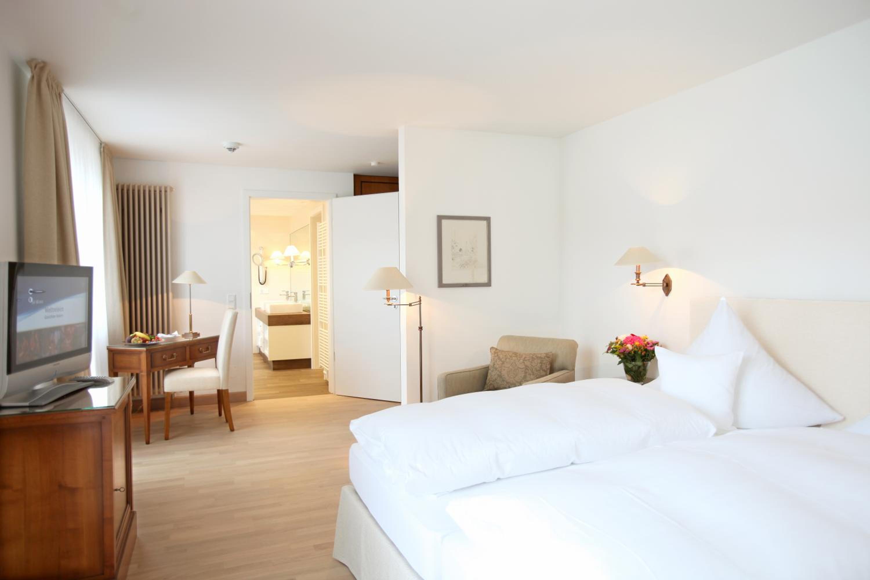 Deluxe Double Room with Balcony - Photo 4