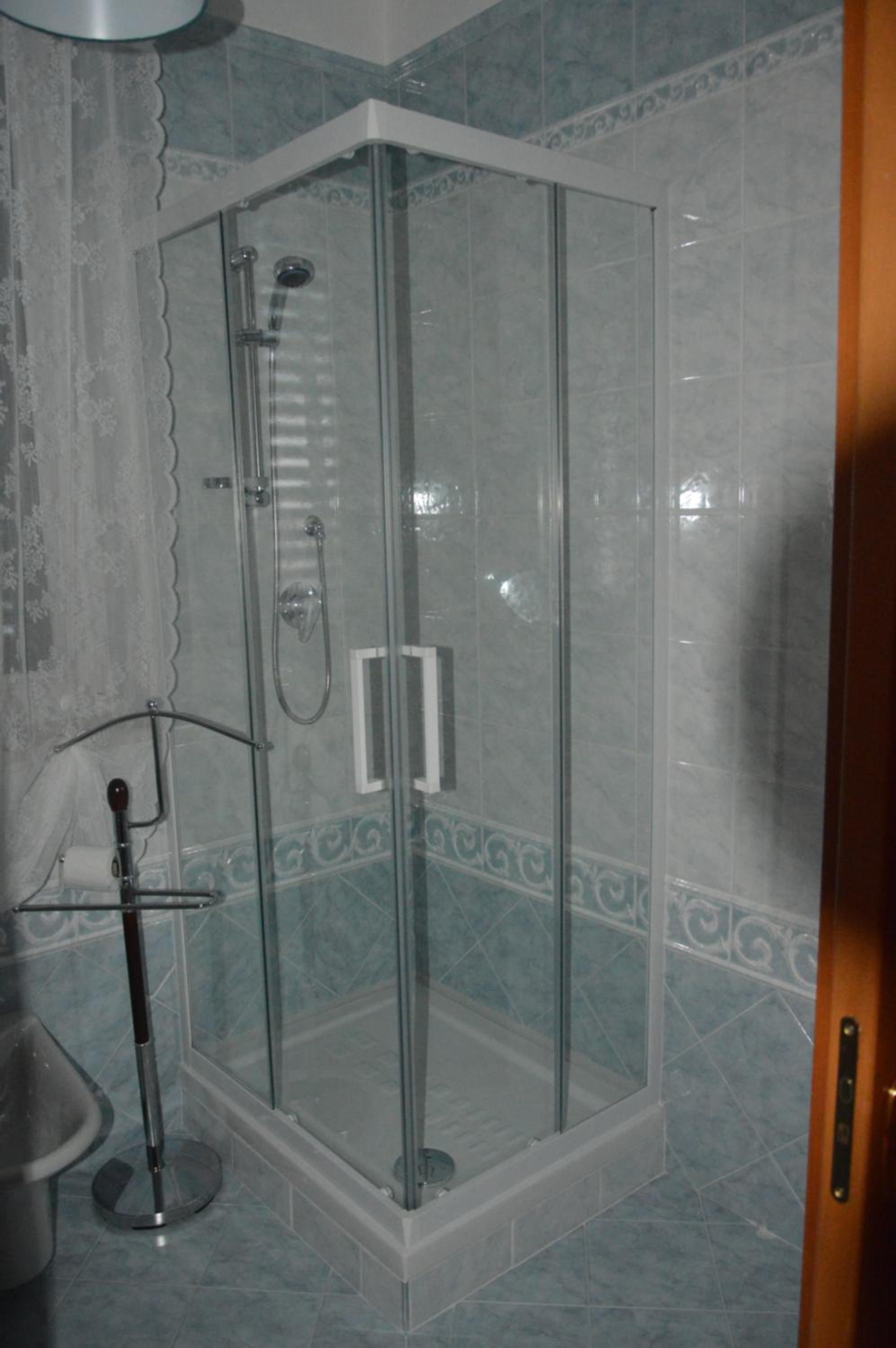 Budget Double Room with Private Bathroom - Photo 6