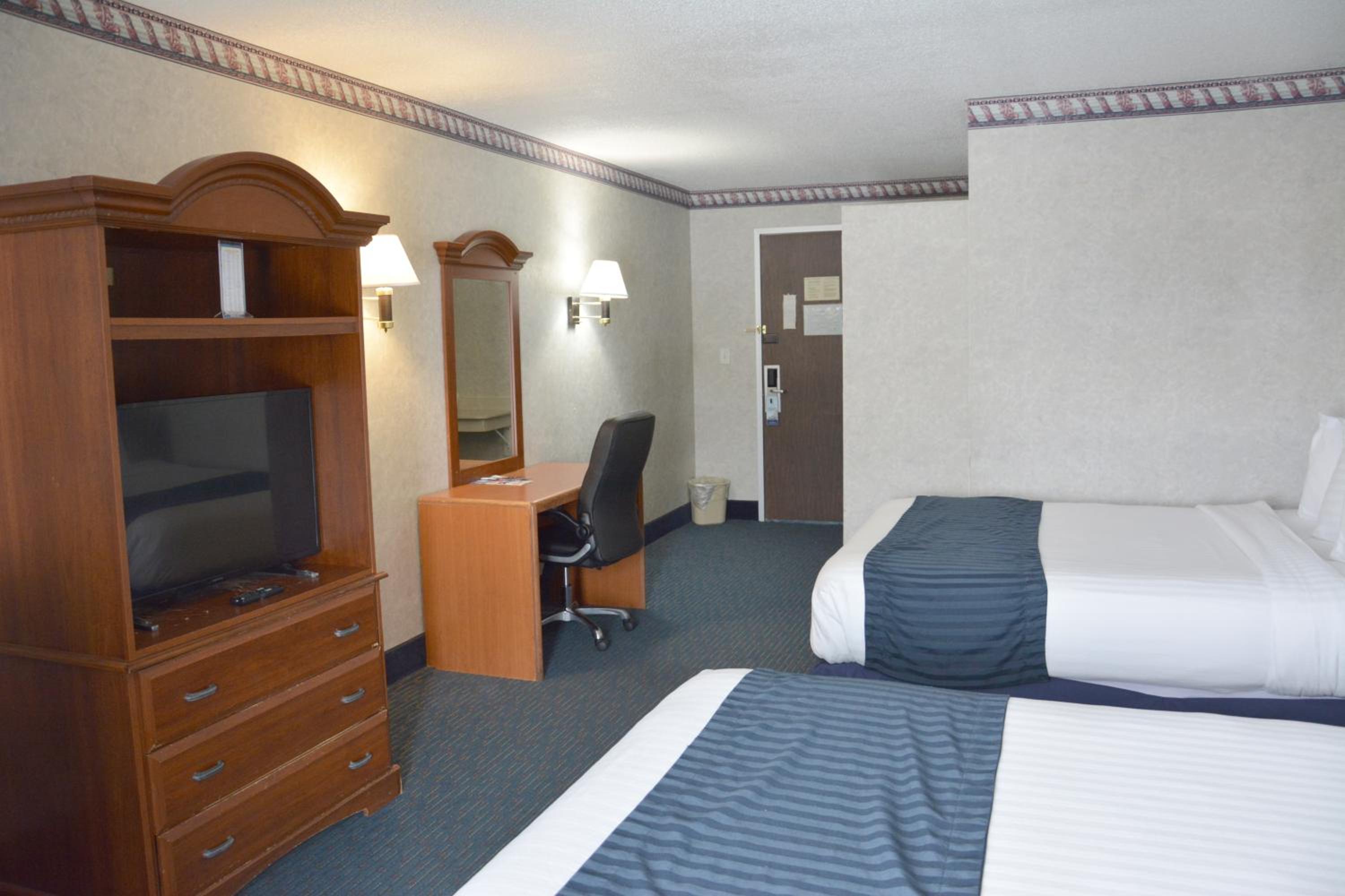 Queen Room with Two Queen Beds - Non-Smoking - Photo 4