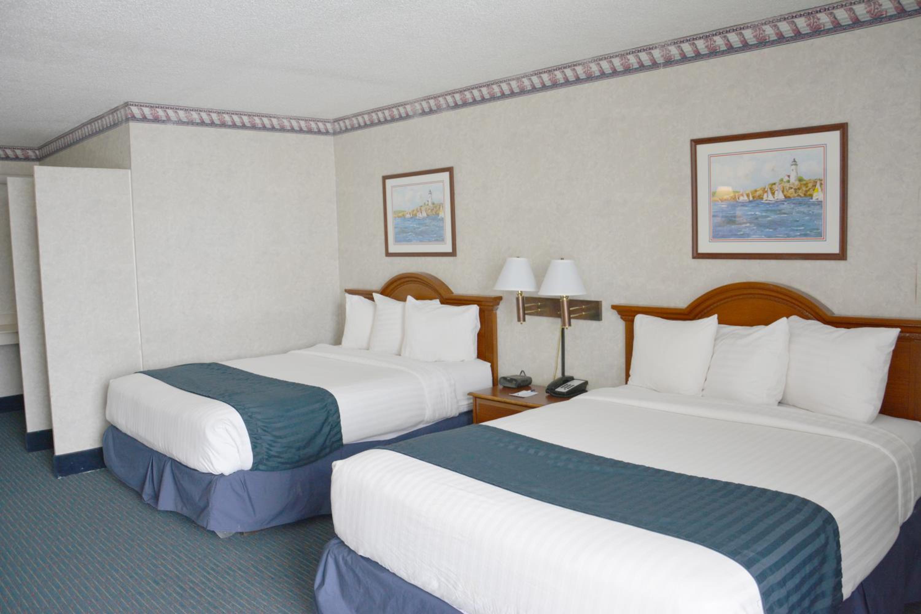 Queen Room with Two Queen Beds - Non-Smoking - Photo 5