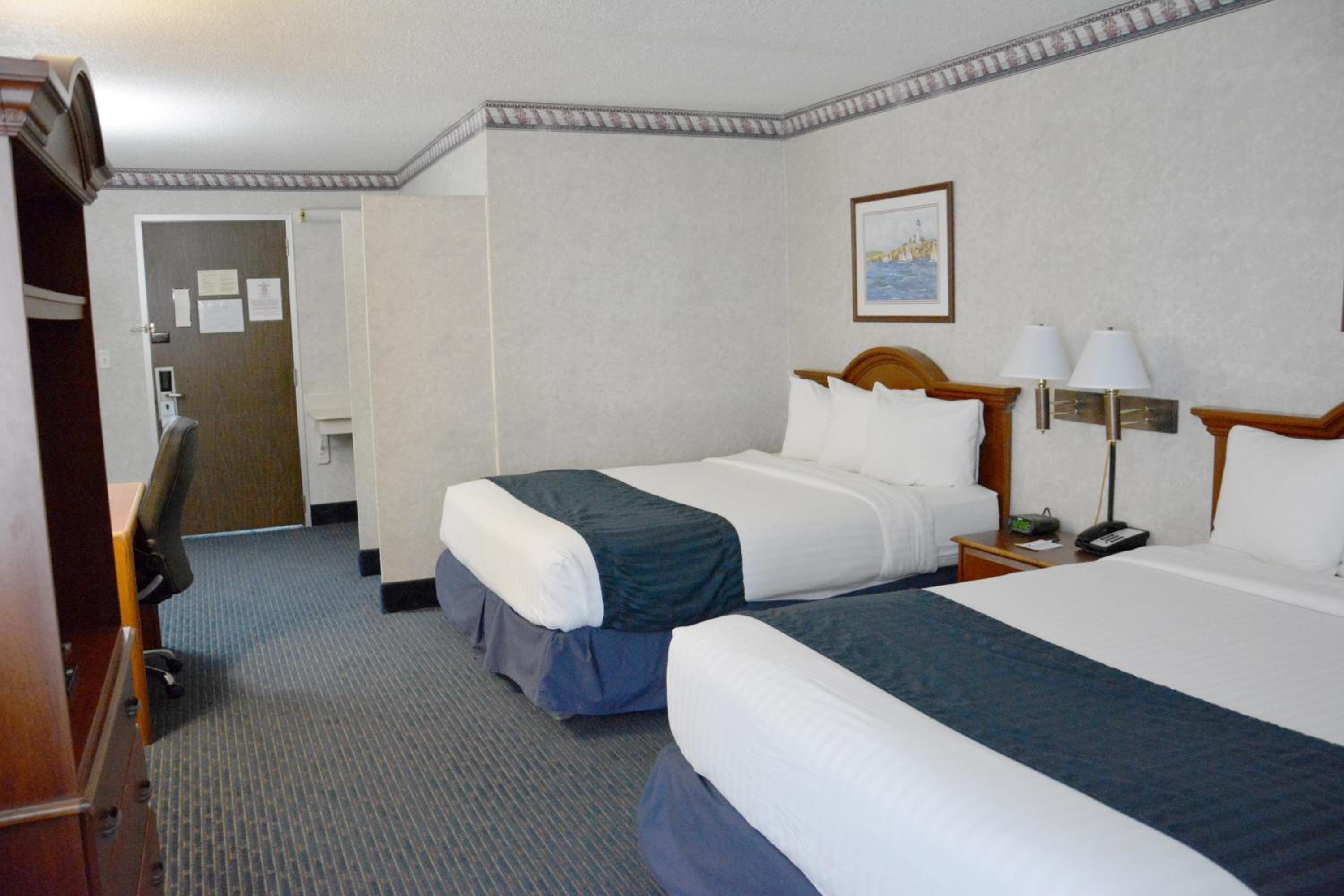 Queen Room with Two Queen Beds - Non-Smoking - Photo 3