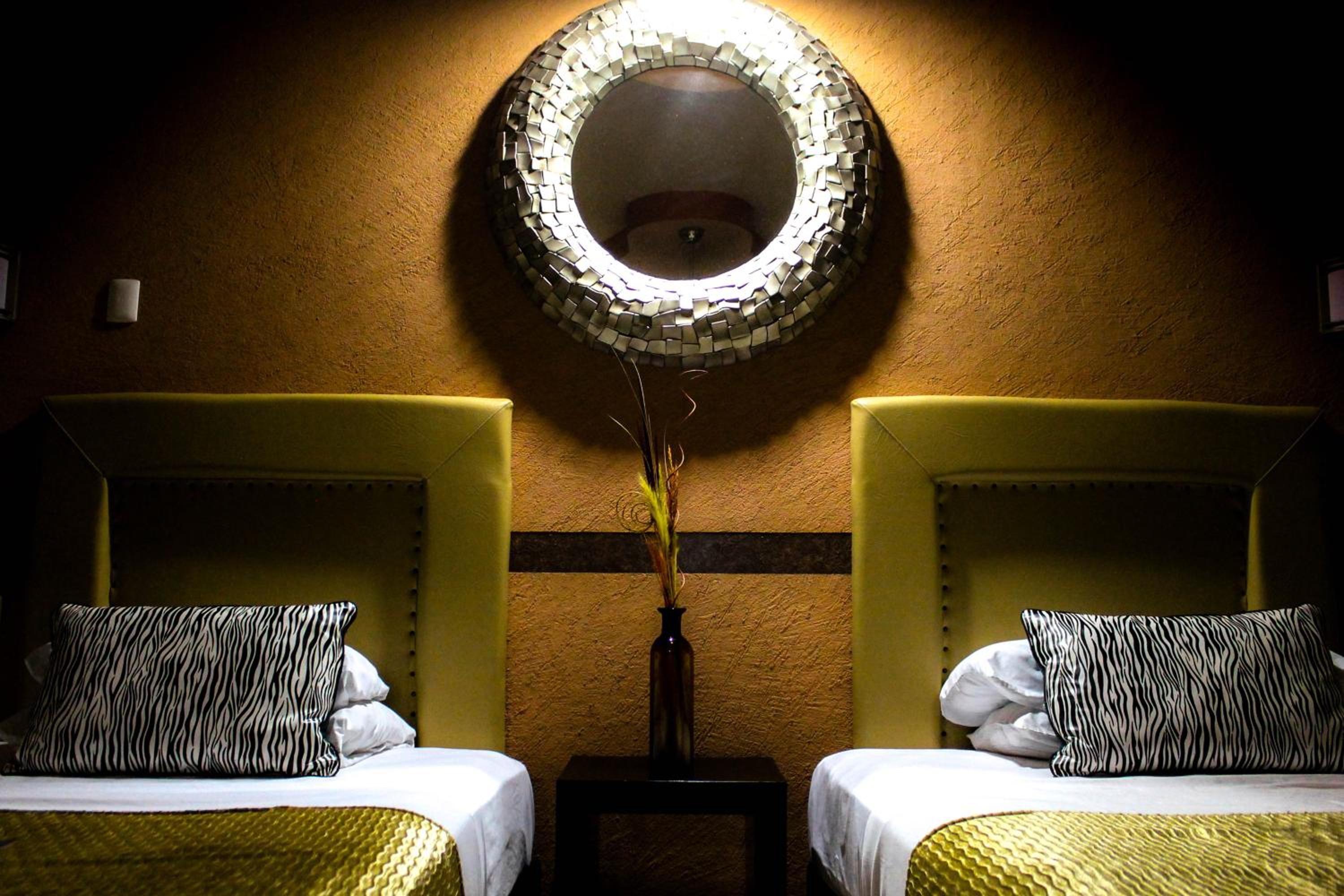 Queen Room with Two Queen Beds photo 3
