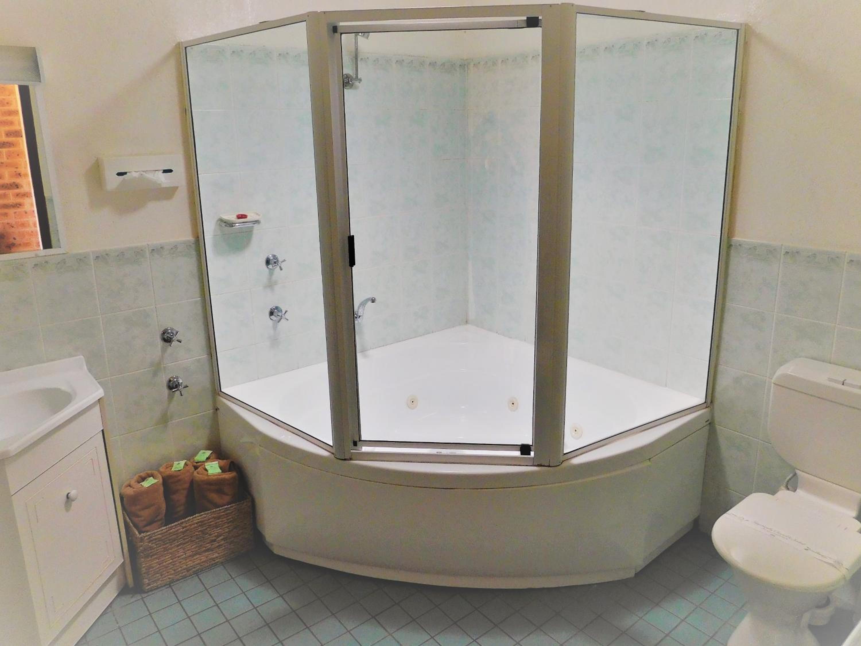 Deluxe Suite with Spa Bath - Photo 2