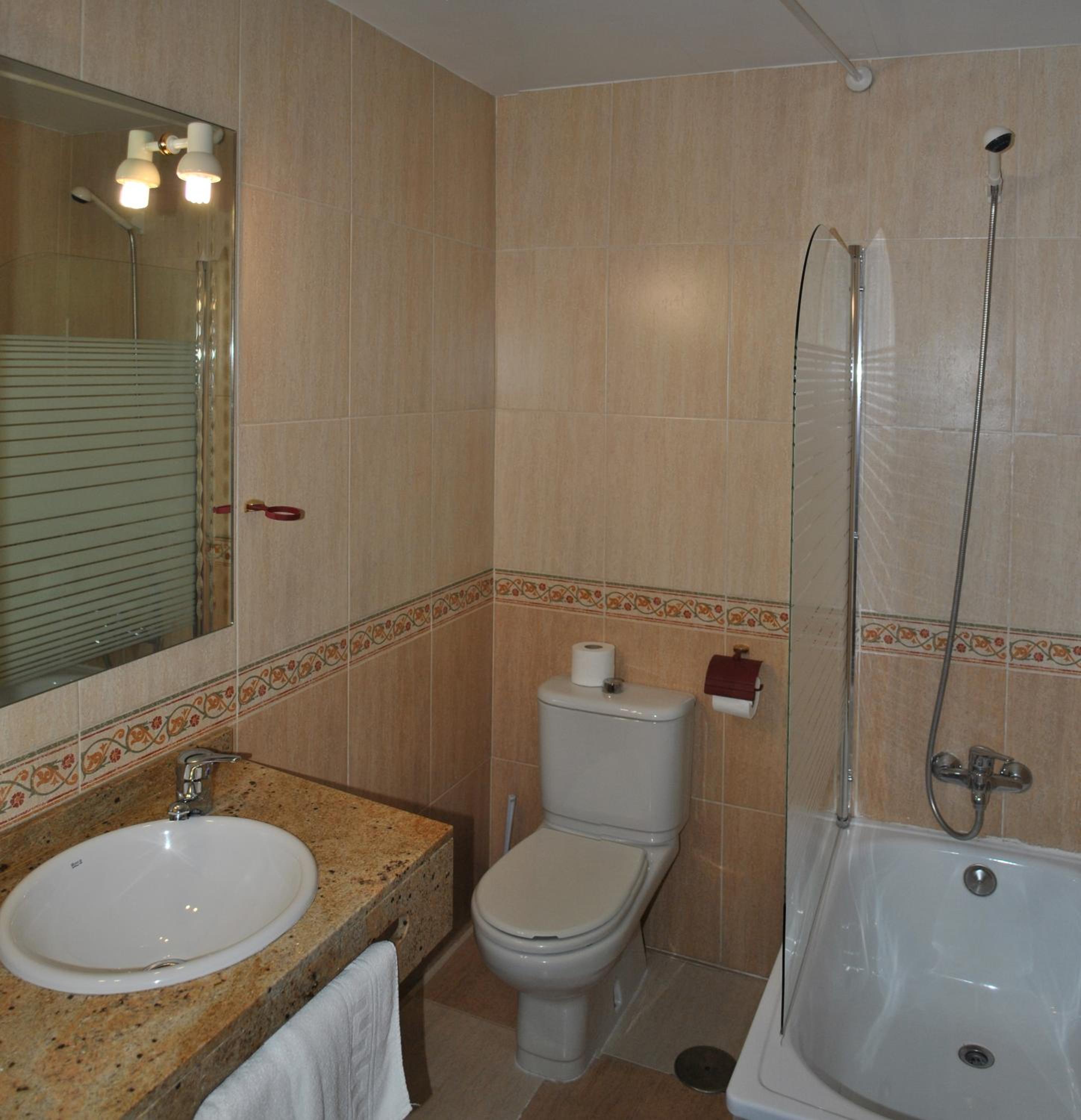 Double or Twin Room - Photo 10