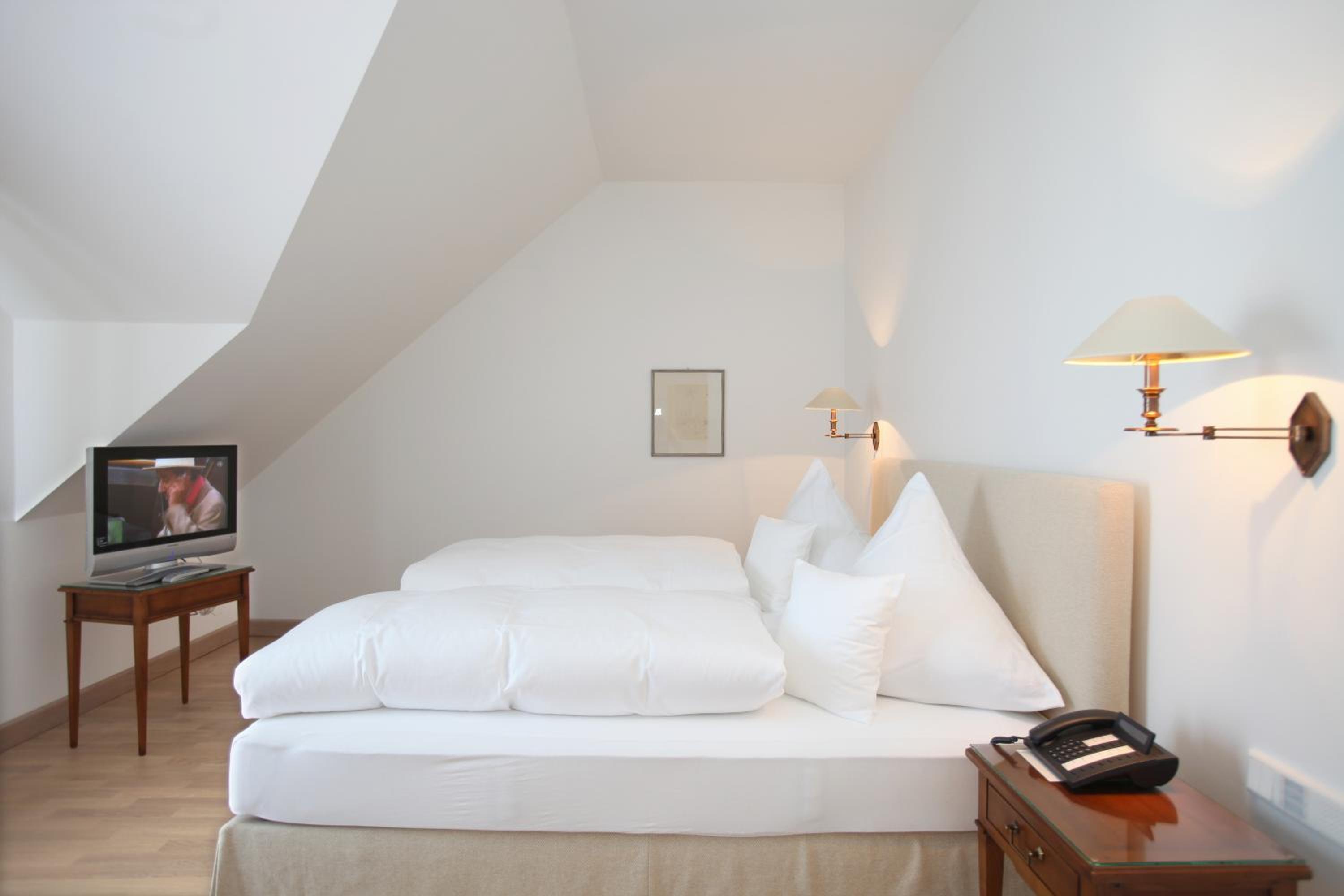 Deluxe Double Room with Balcony - Photo 2