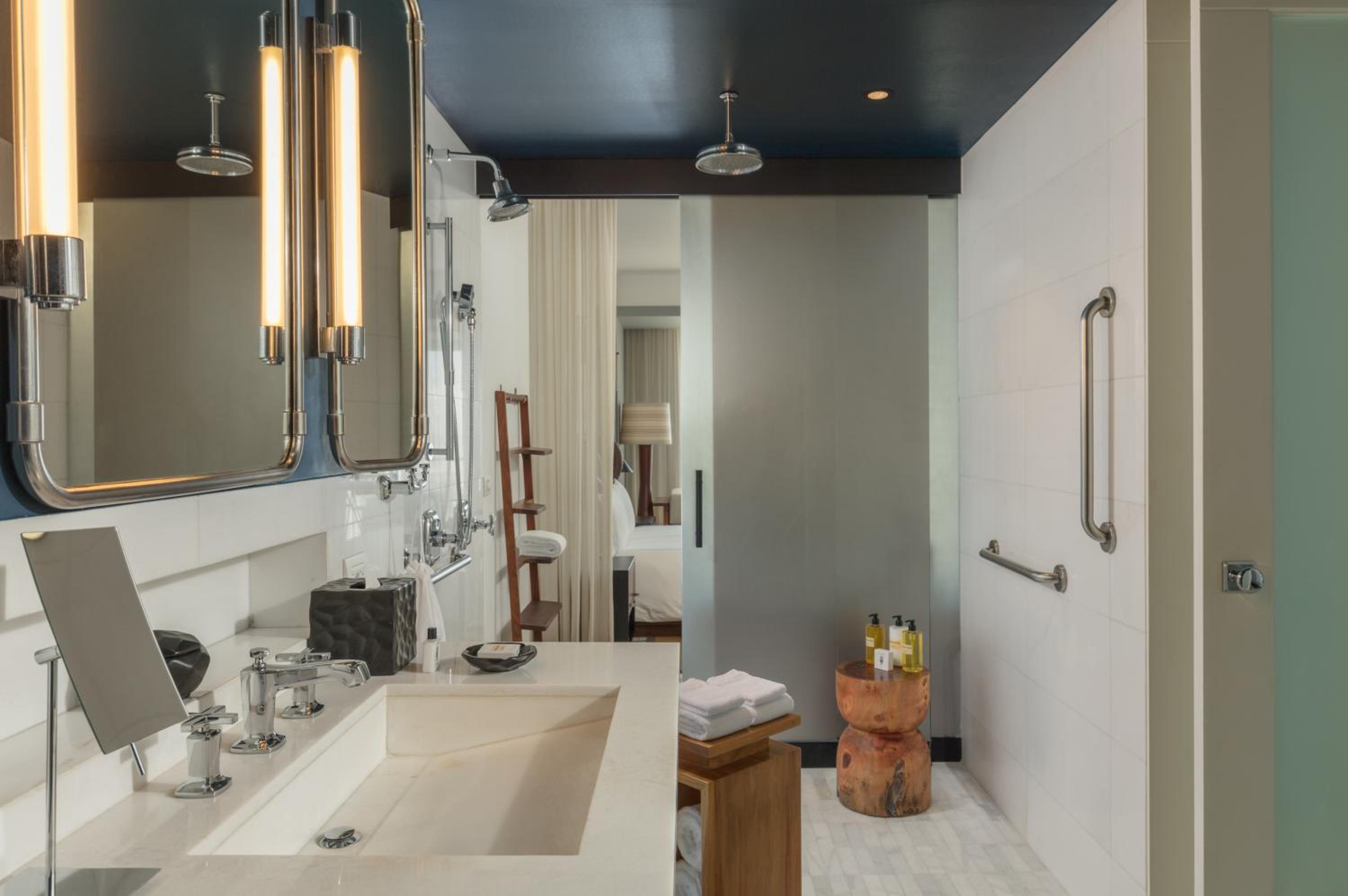 King Room with Ocean View and Roll-in Shower - Disability Access
