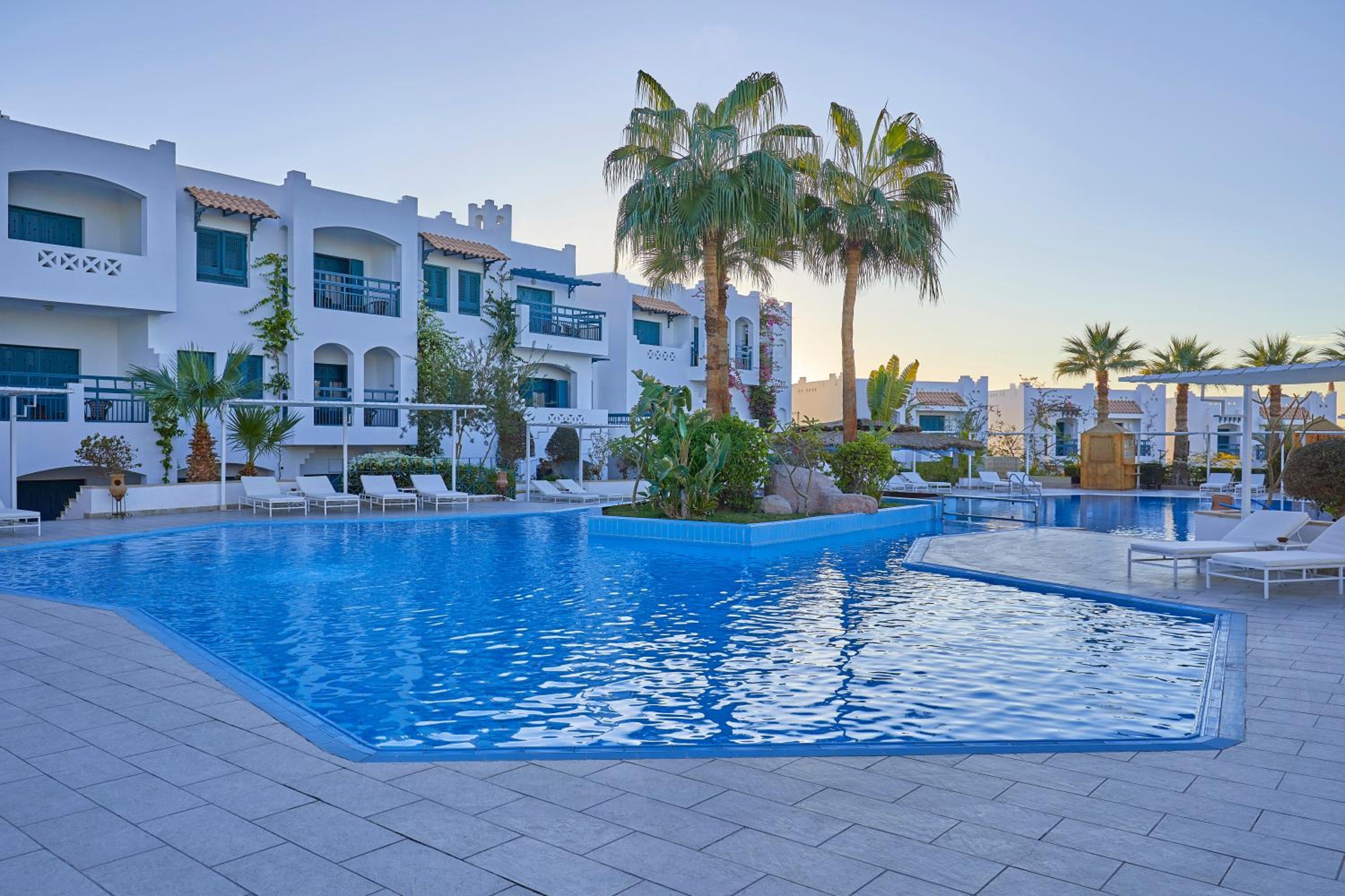 Family, Queen Bed, Pool View thumbnail 5