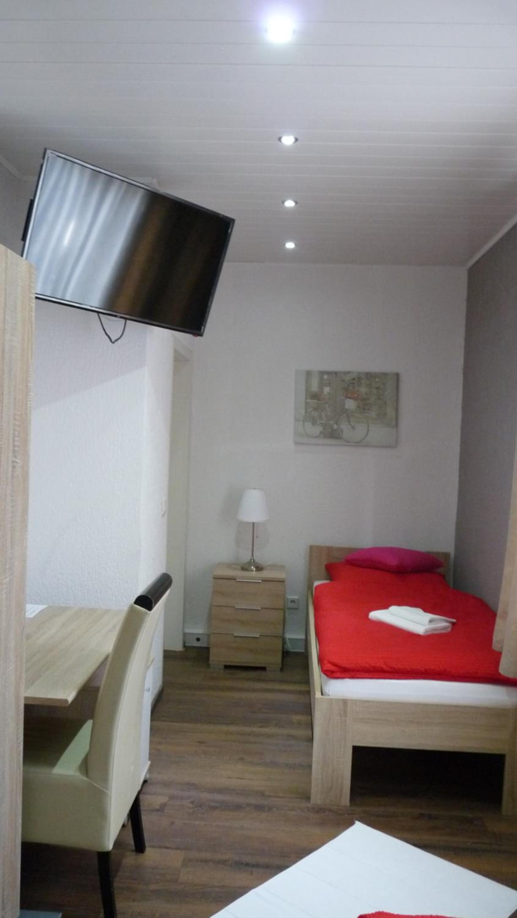 Large Double Room - Photo 17
