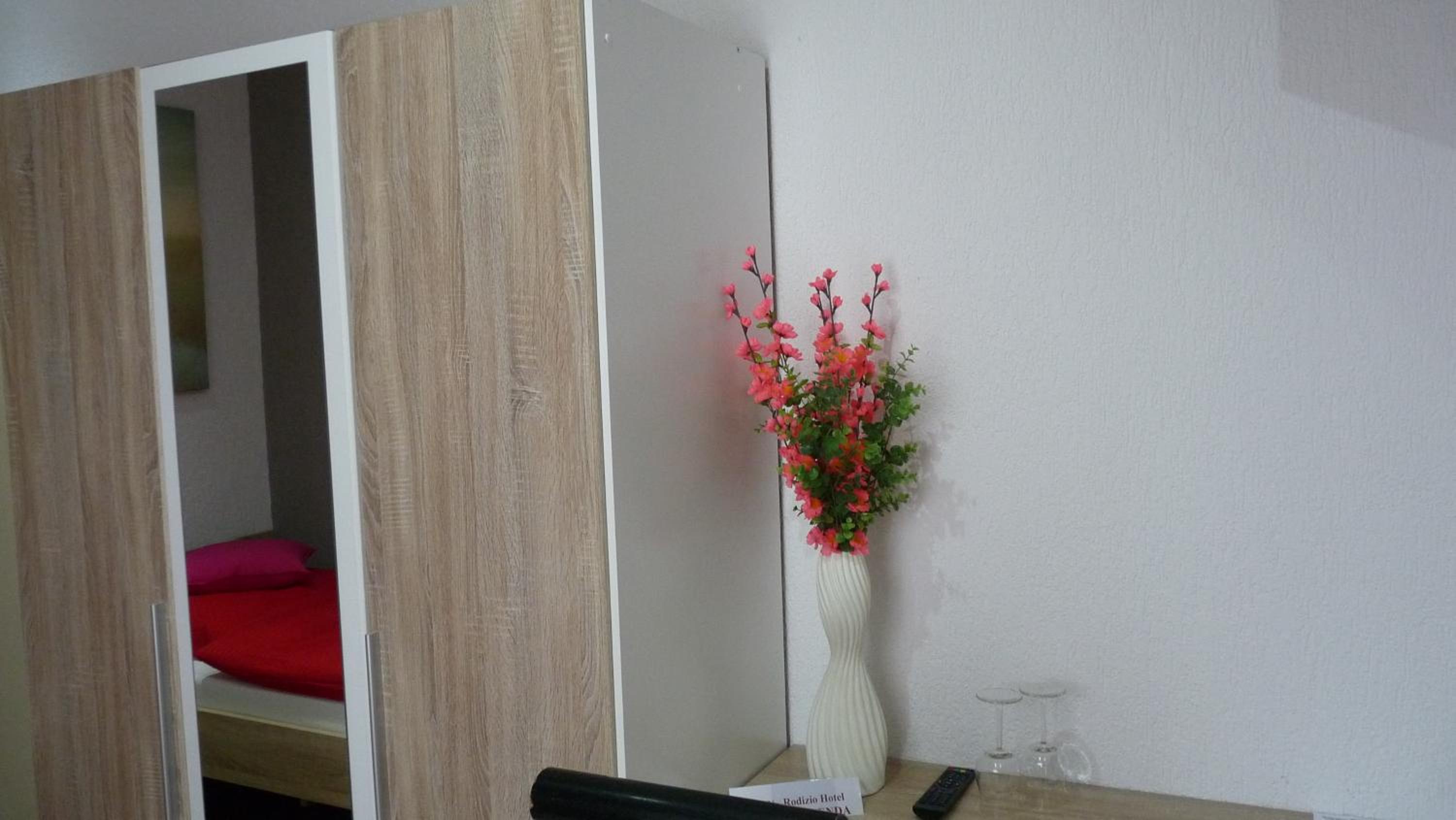 Large Double Room - Photo 15