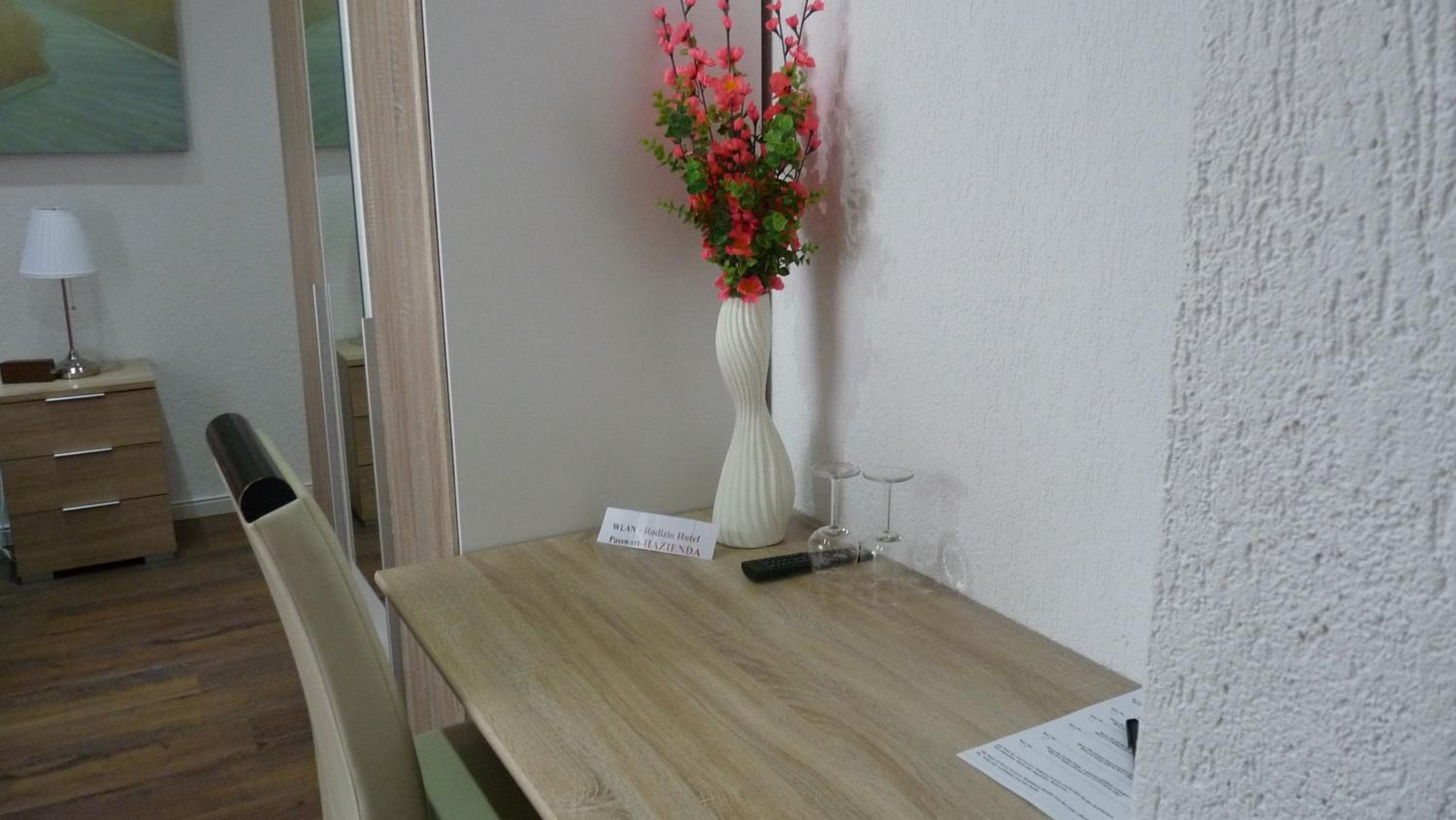 Large Double Room - Photo 11