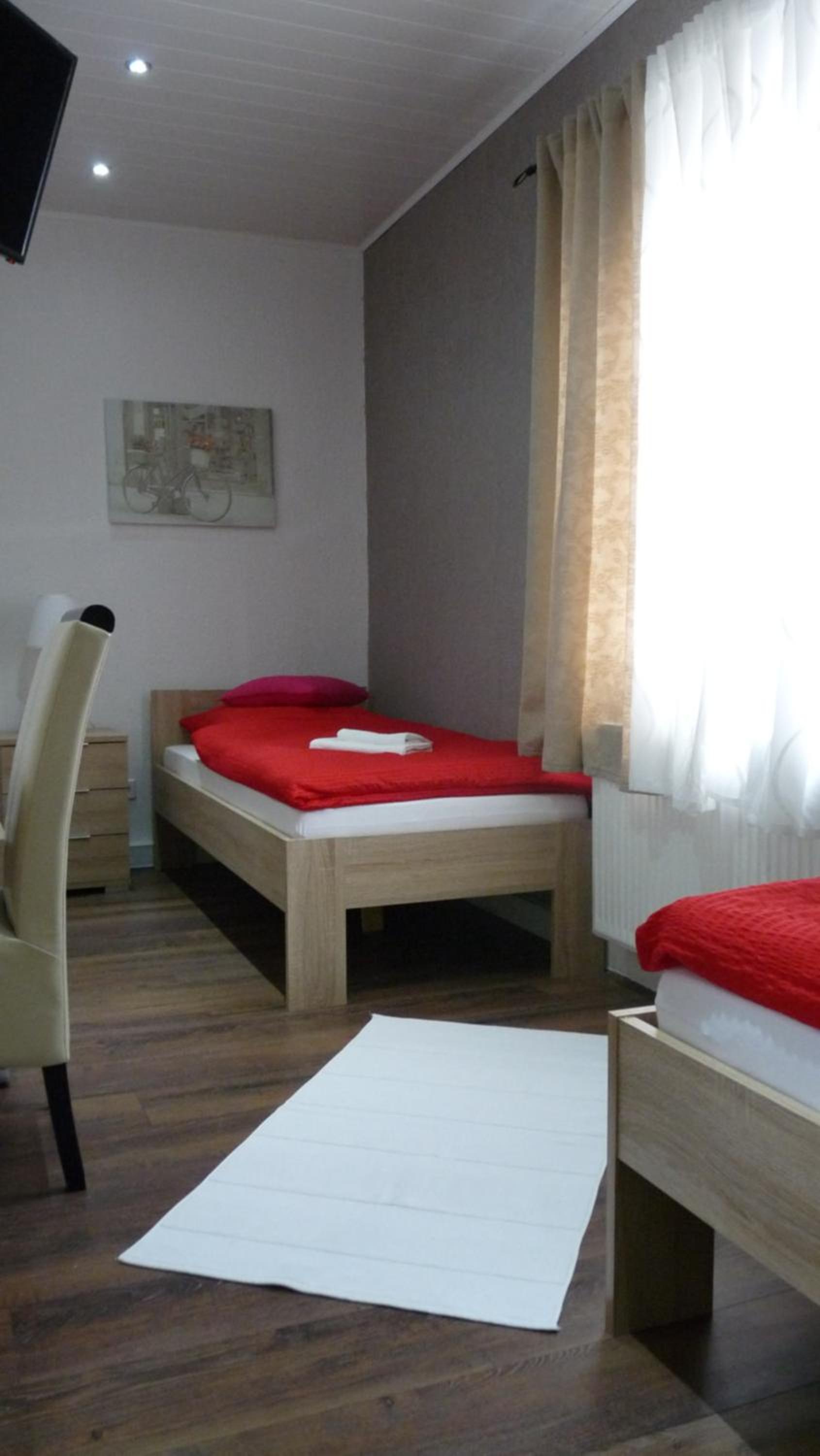 Large Double Room - Photo 10