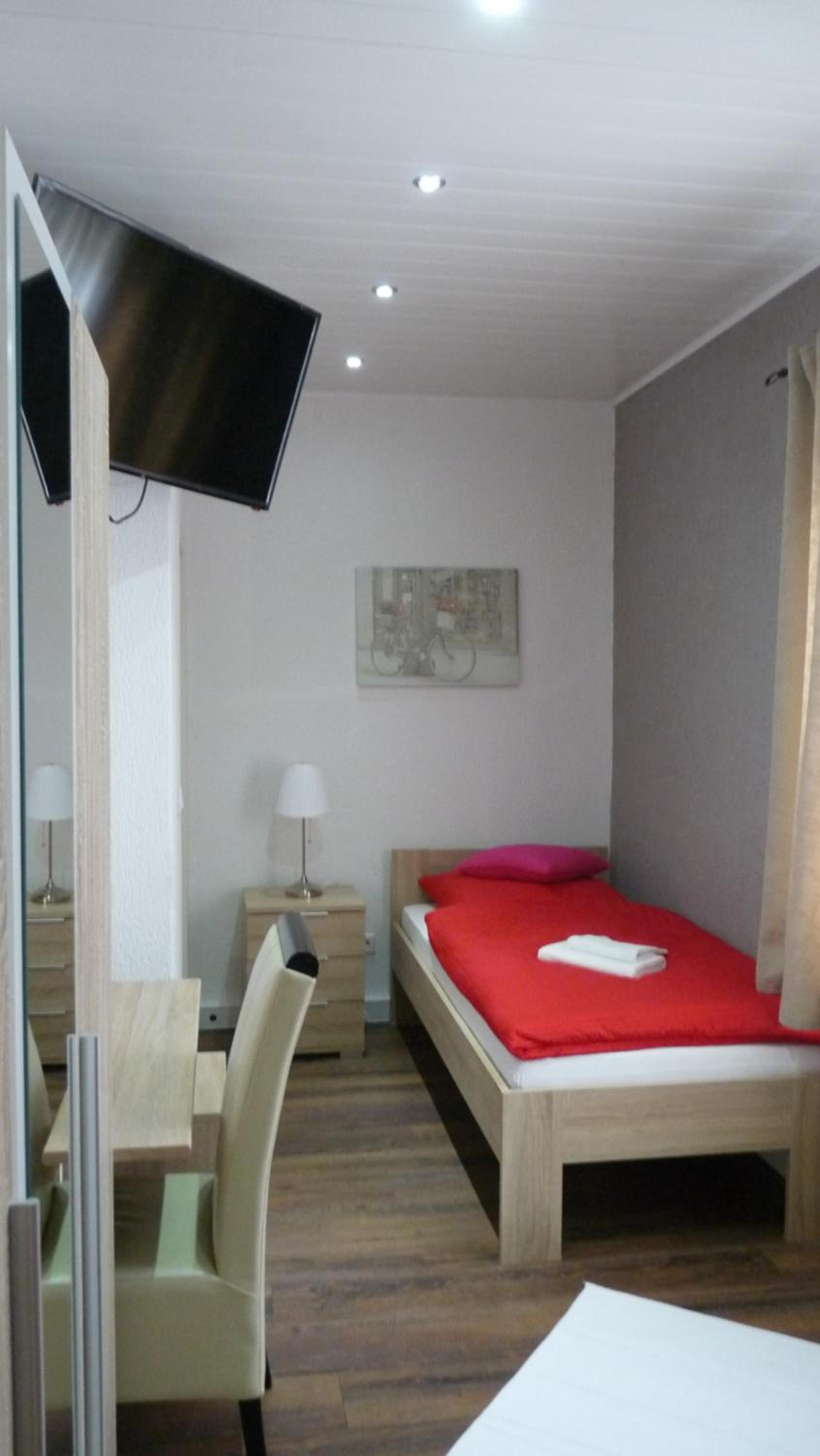 Large Double Room - Photo 9