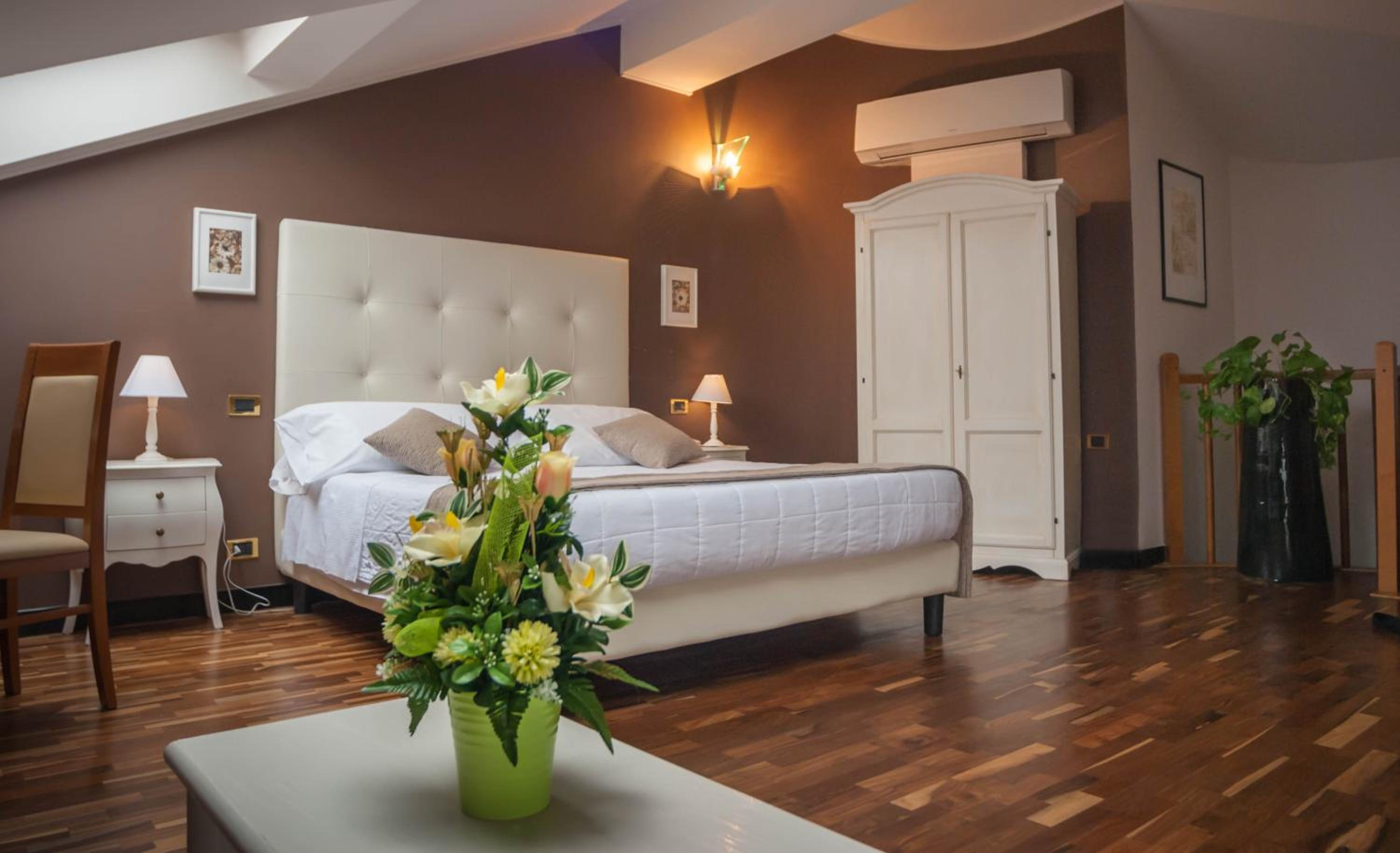 Junior Suite with Lake View - Photo 1