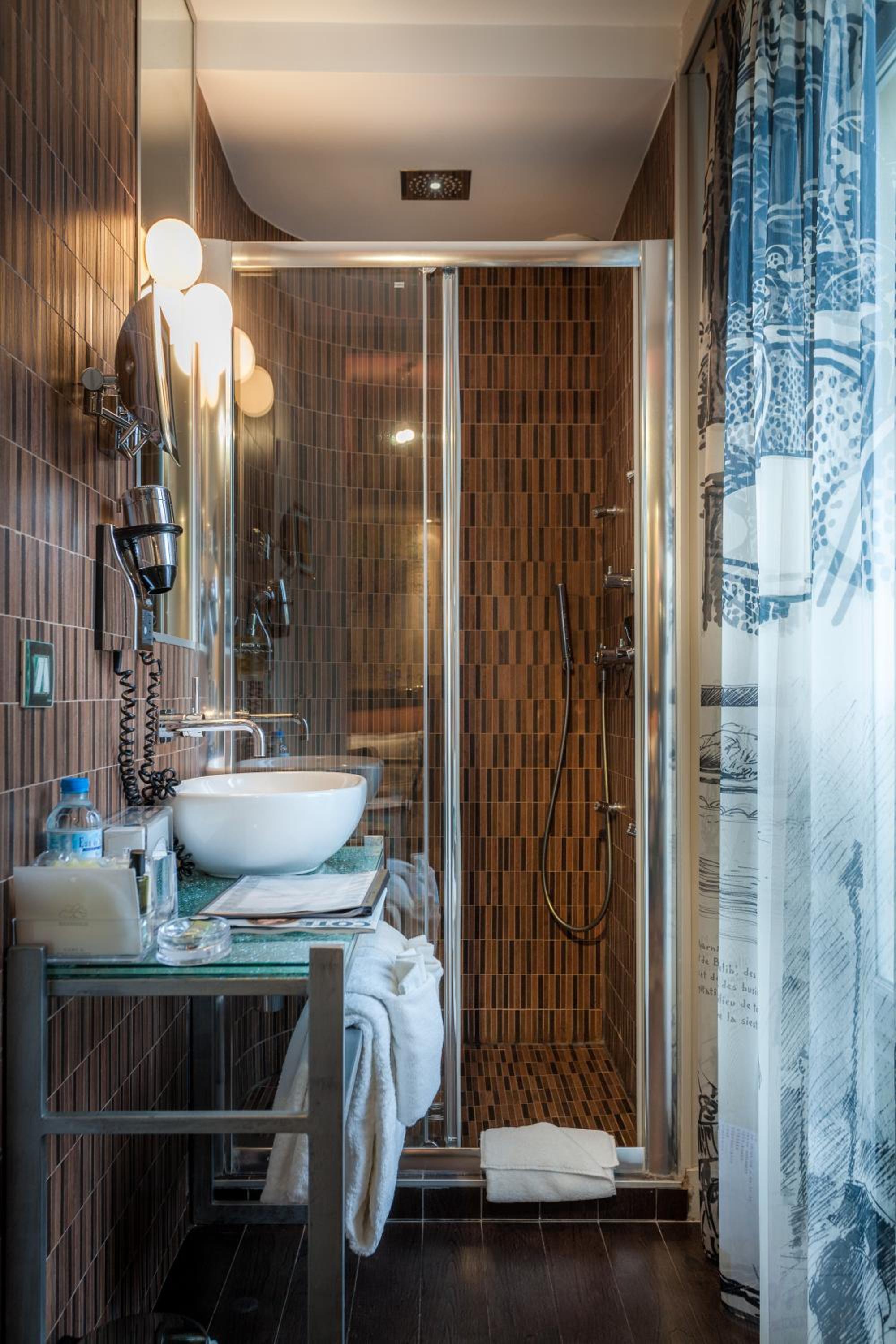 Standard Double Room with Massaging-Jet Shower photo 2