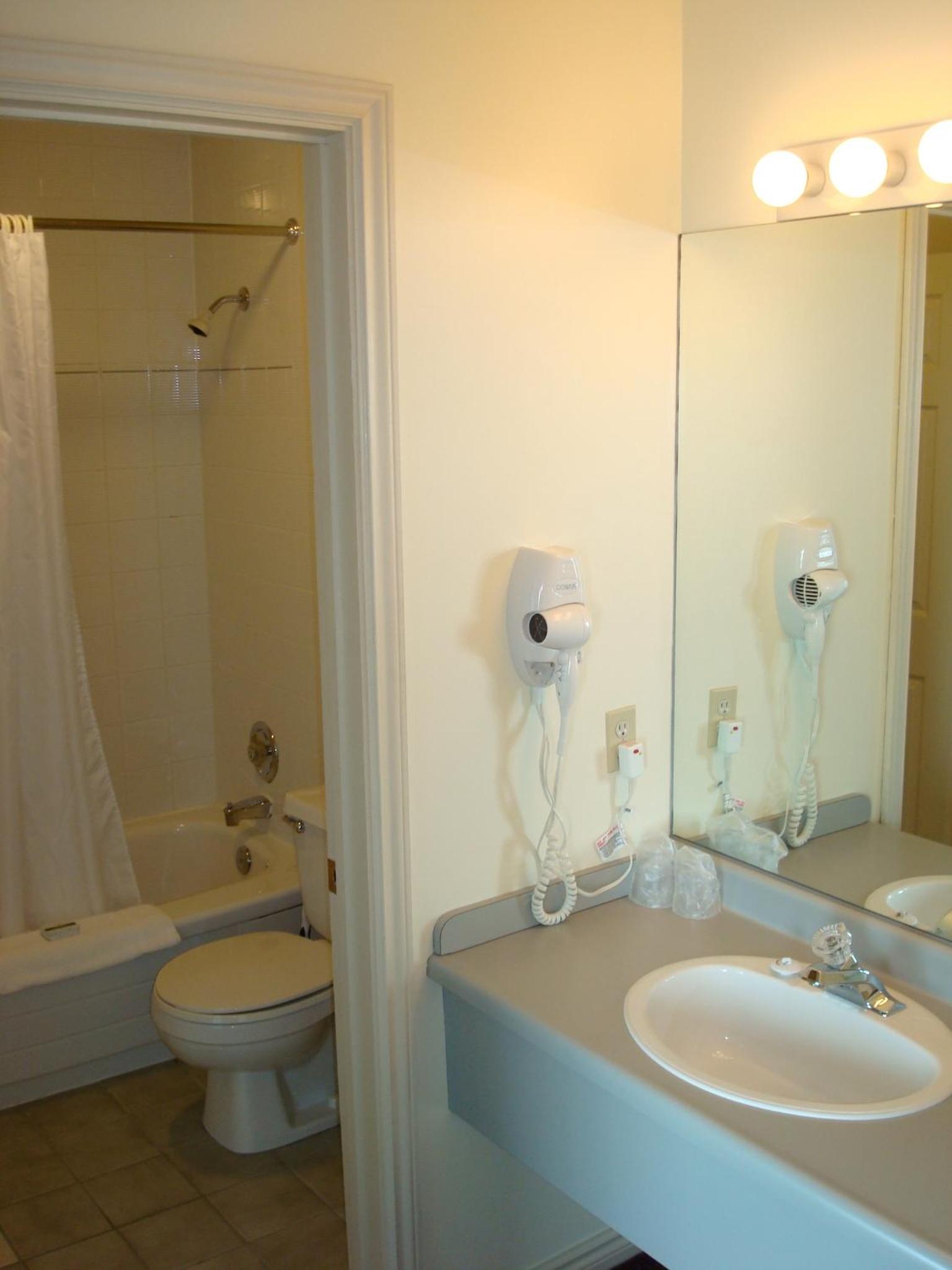 Queen Room photo 2