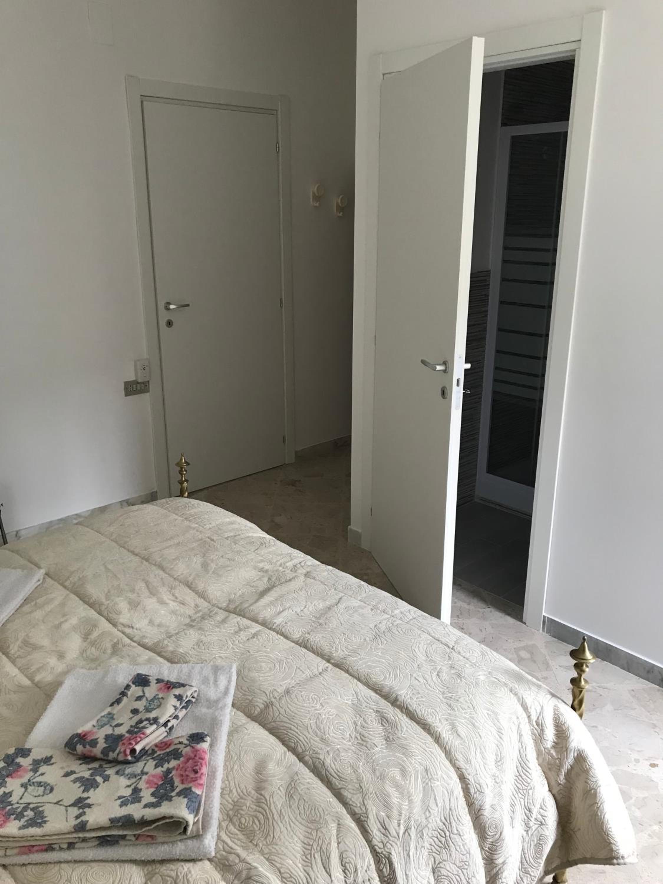Double Room - Photo 8