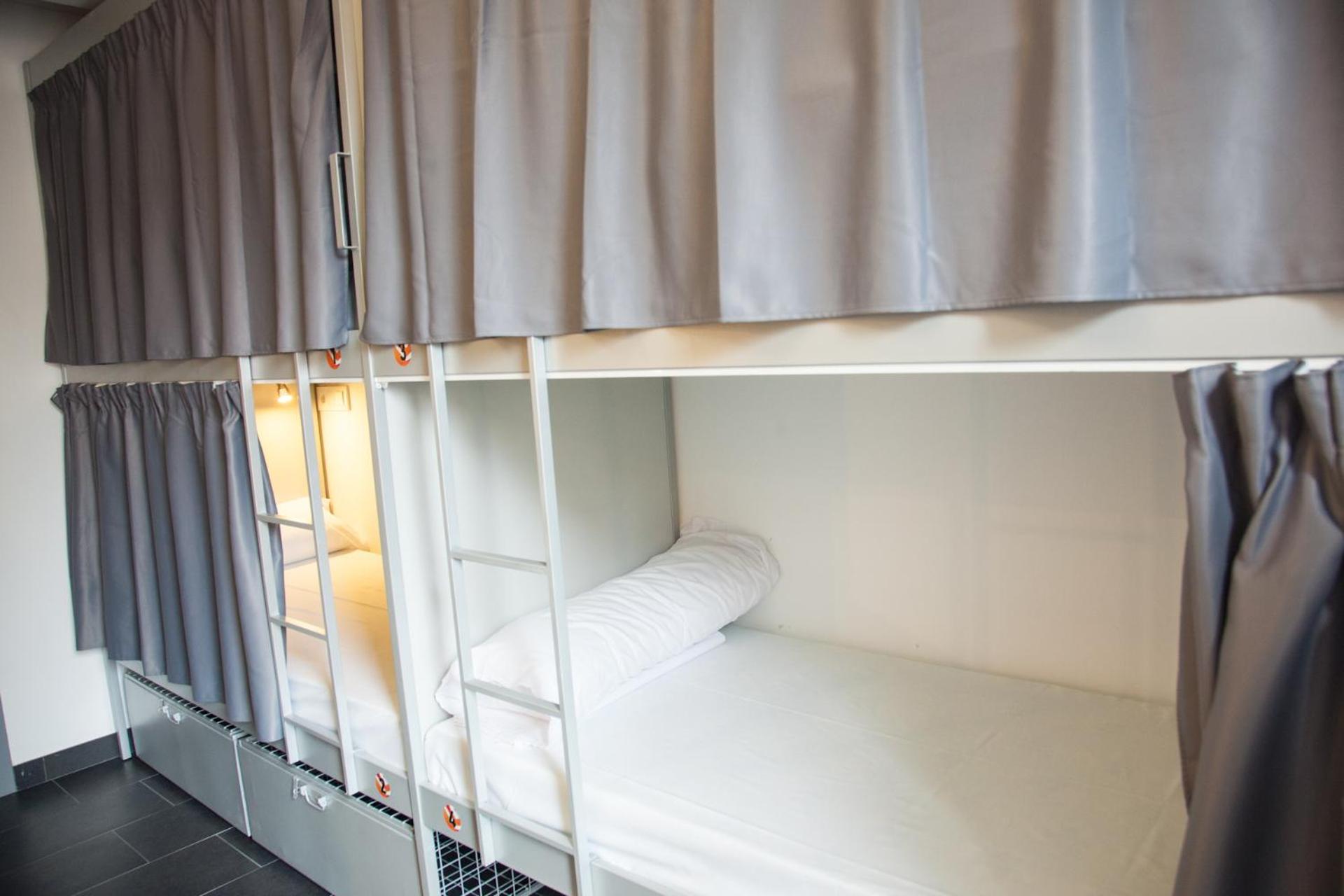 Cama en Habitación Compartida Femenina de 8 Camas
