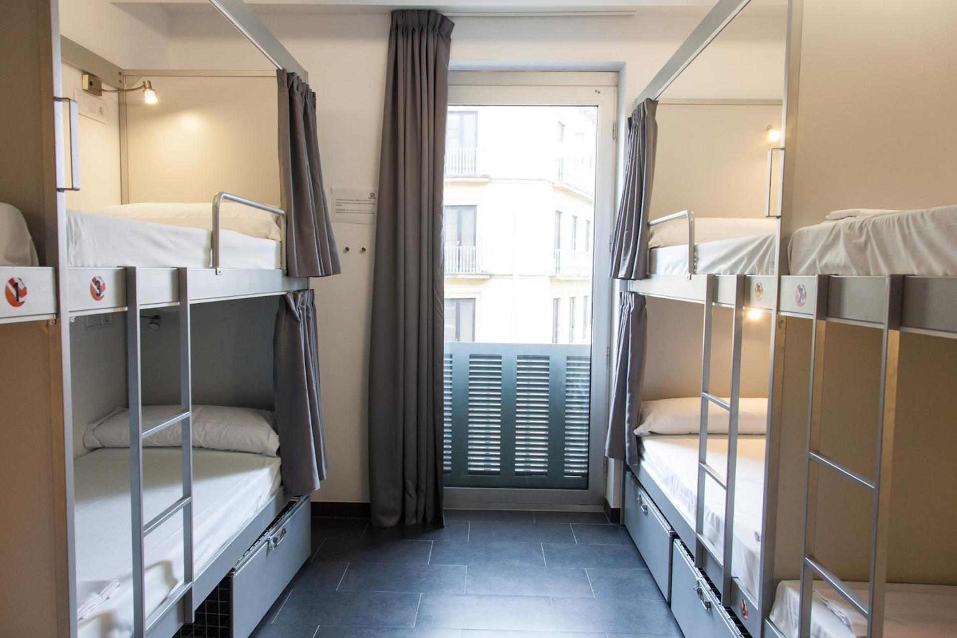 Cama en Habitación Compartida Femenina de 12 Camas con Baño