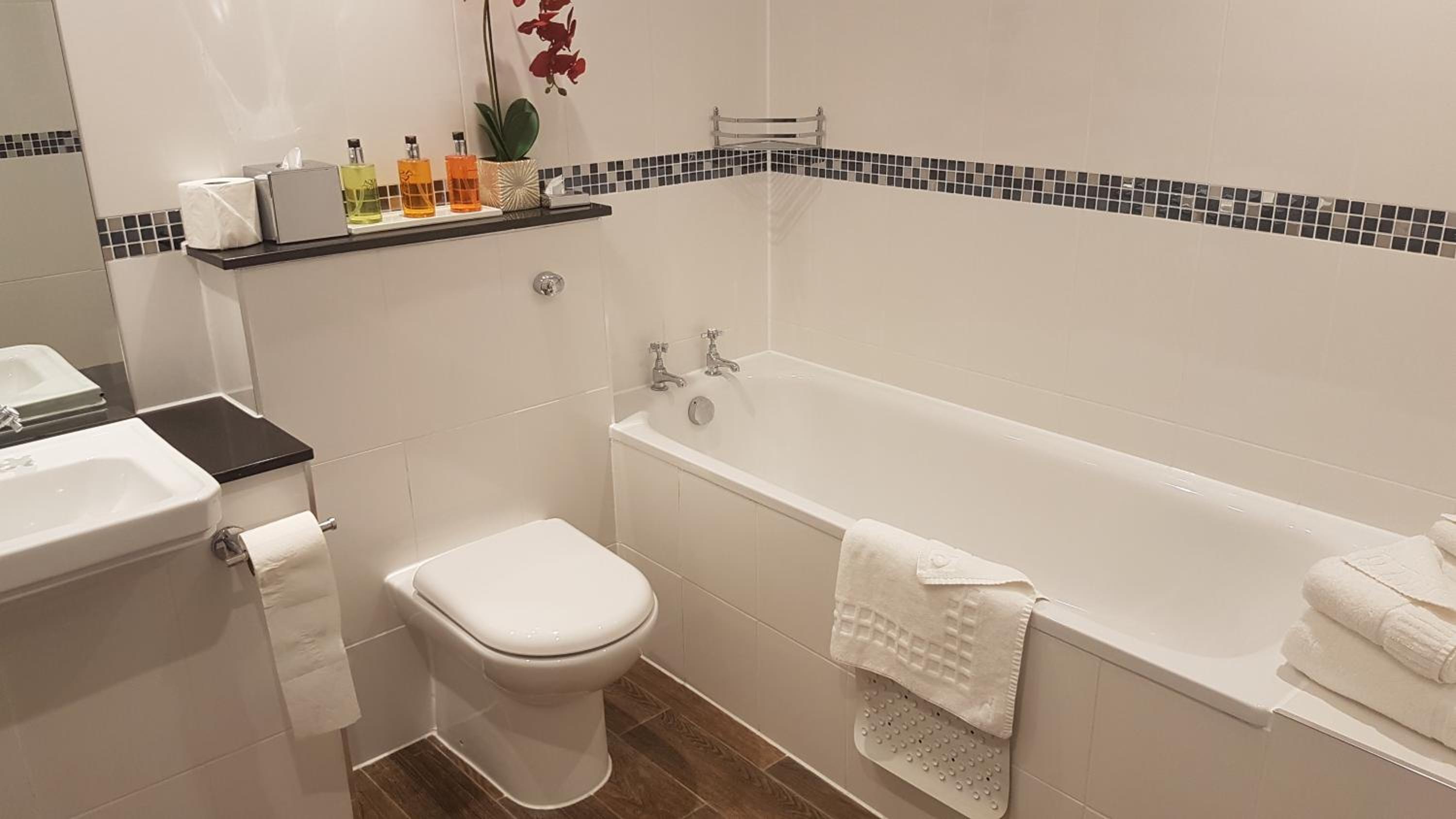 Standard Suite - Photo 6