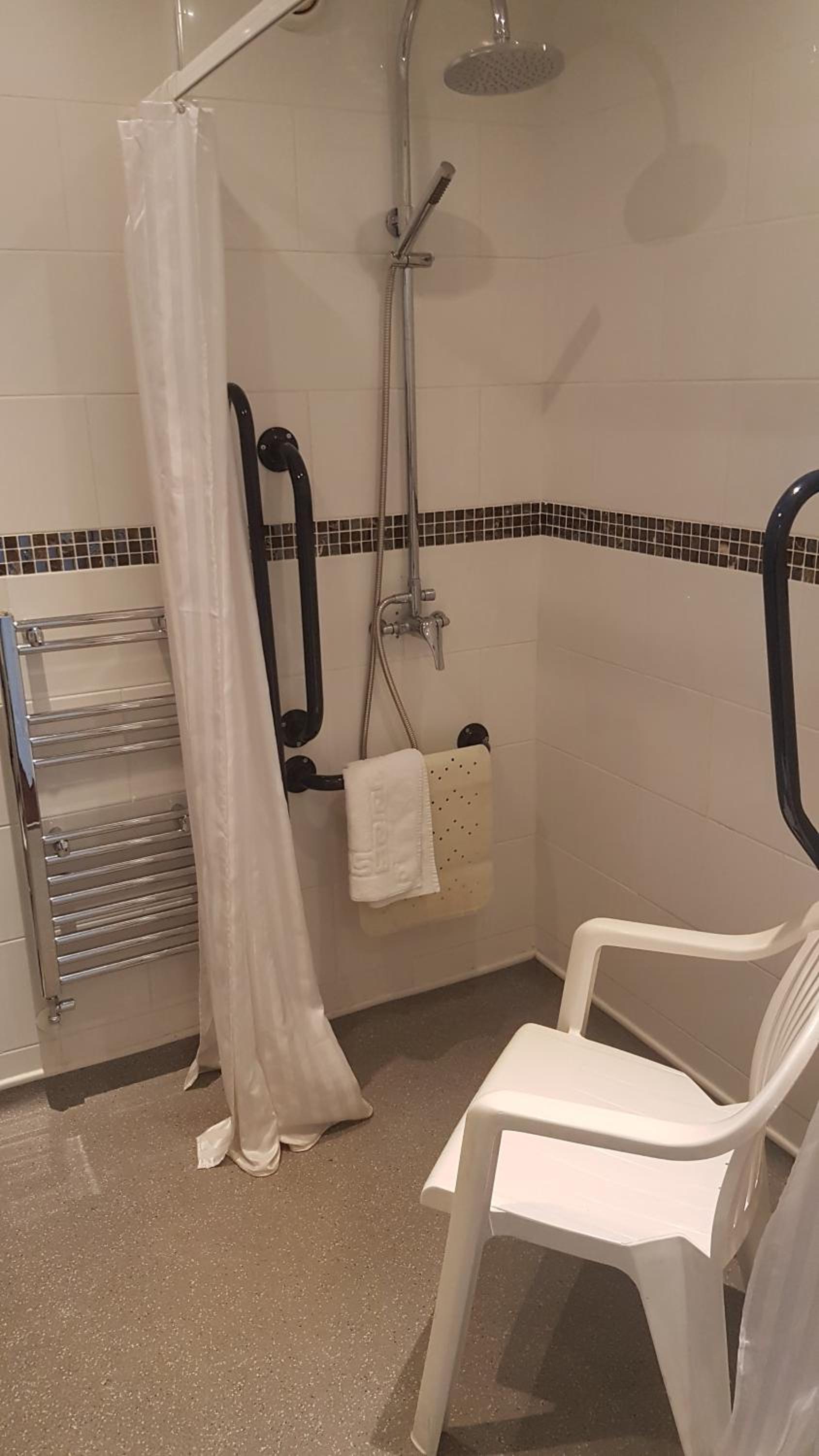 Twin Room - Disability Access - Photo 5