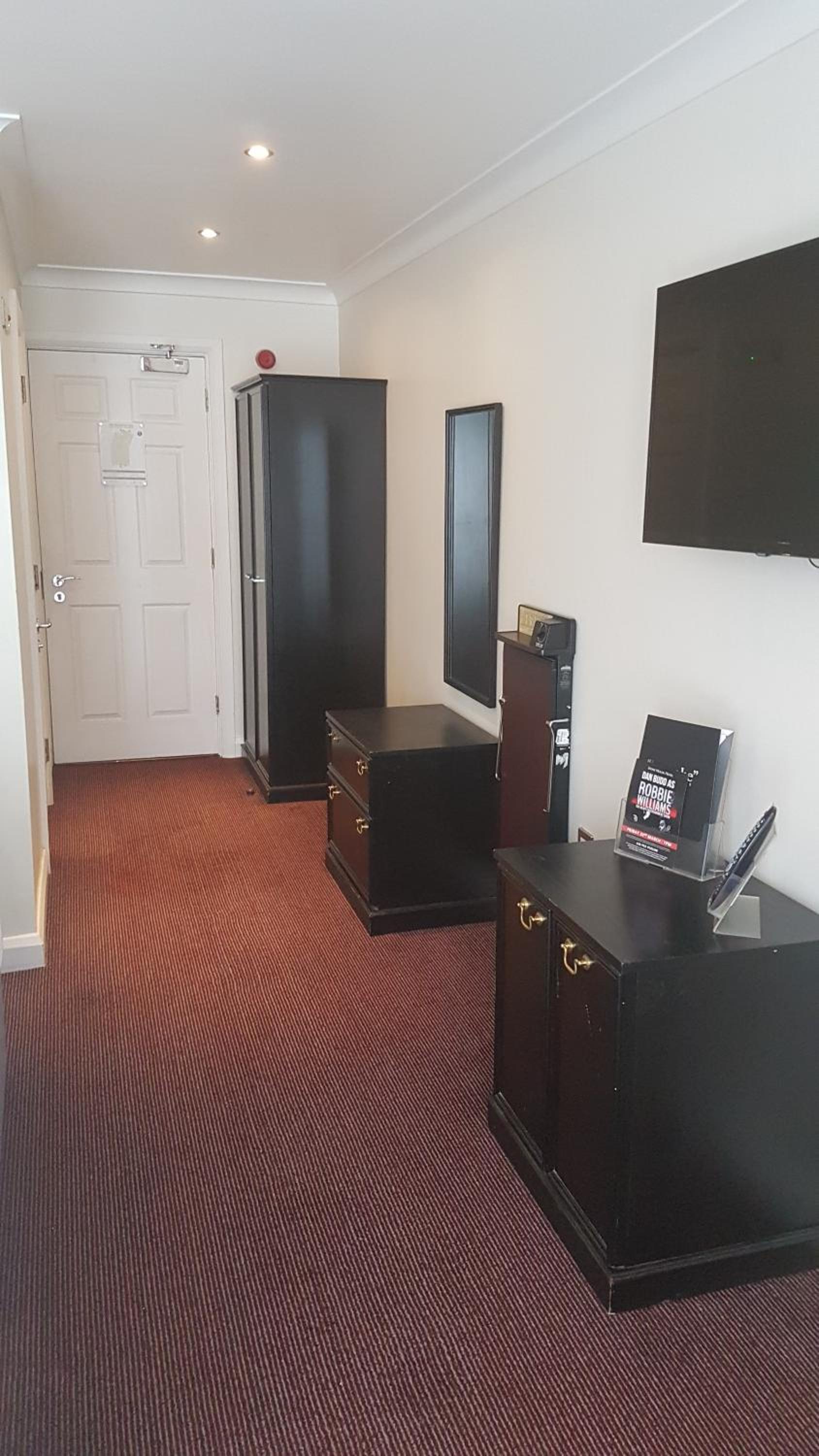 Twin Room - Disability Access - Photo 3