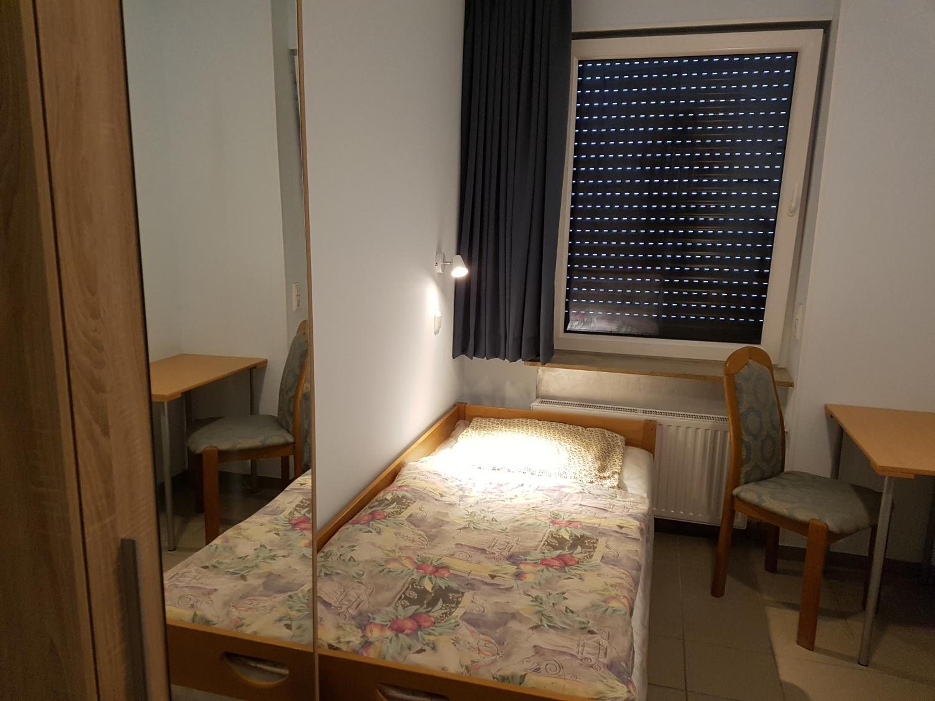 Single Room with Shared Shower and Toilet photo 1