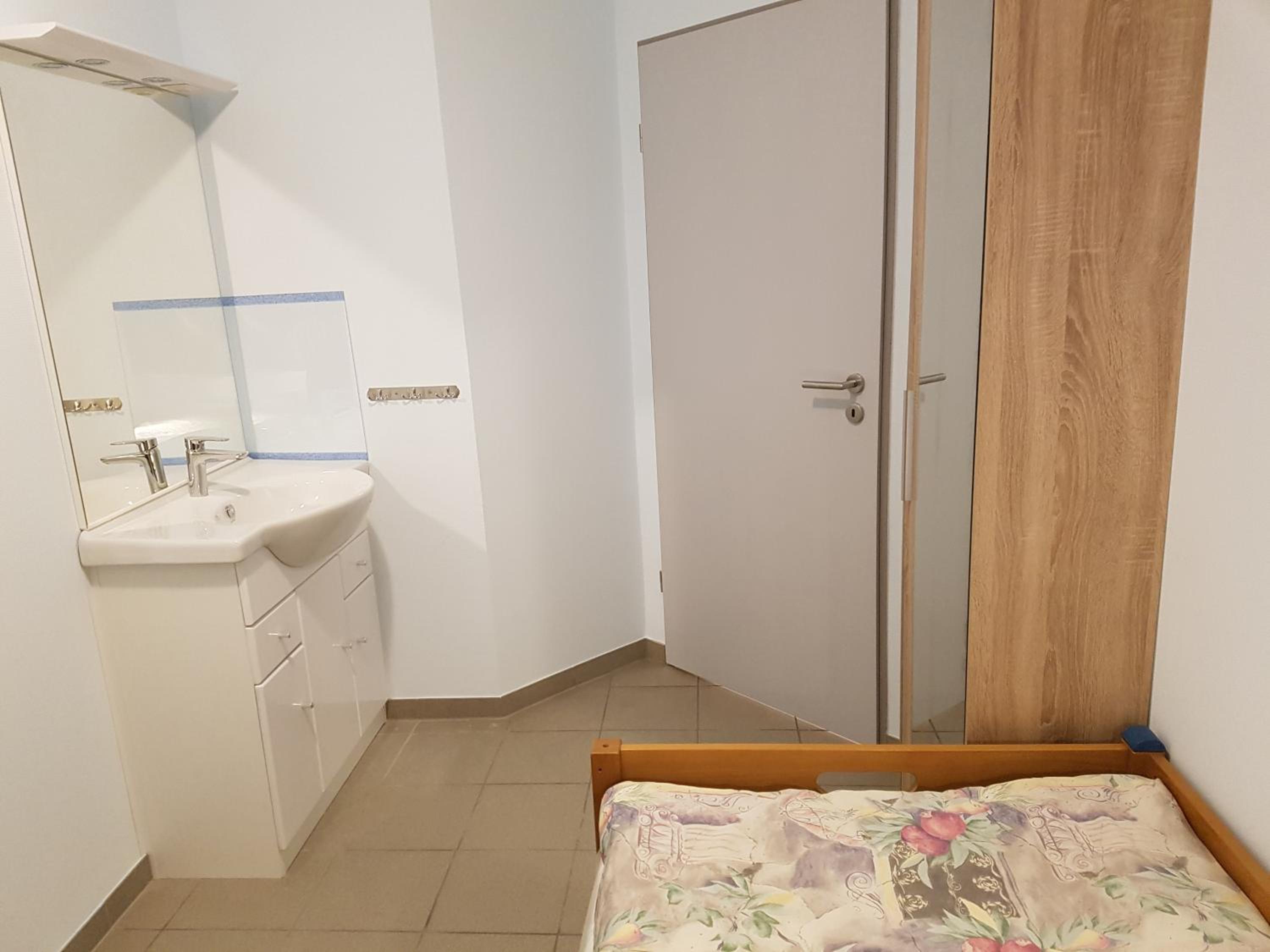 Single Room with Shared Shower and Toilet photo 2