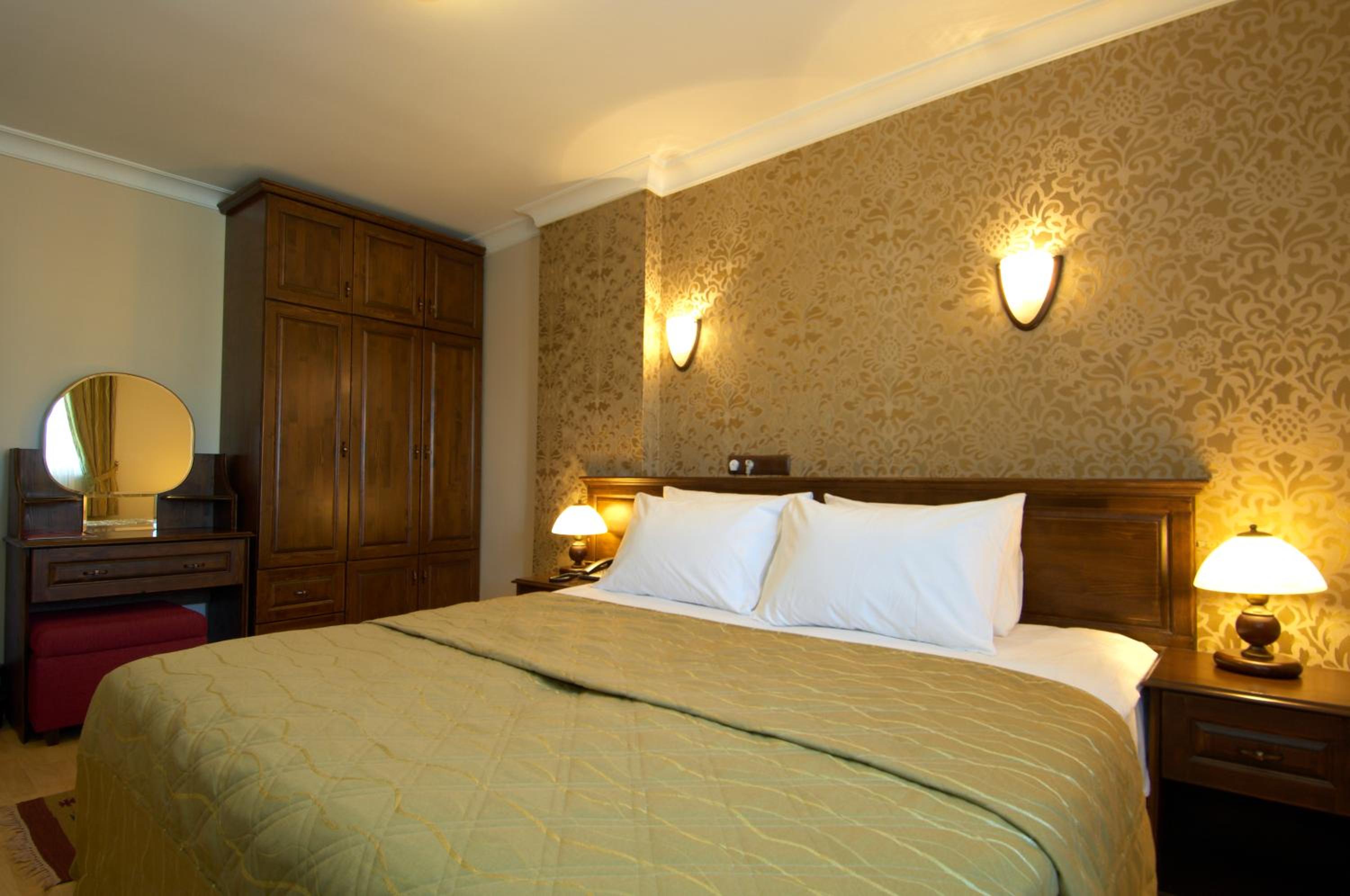 Suite - Photo 1