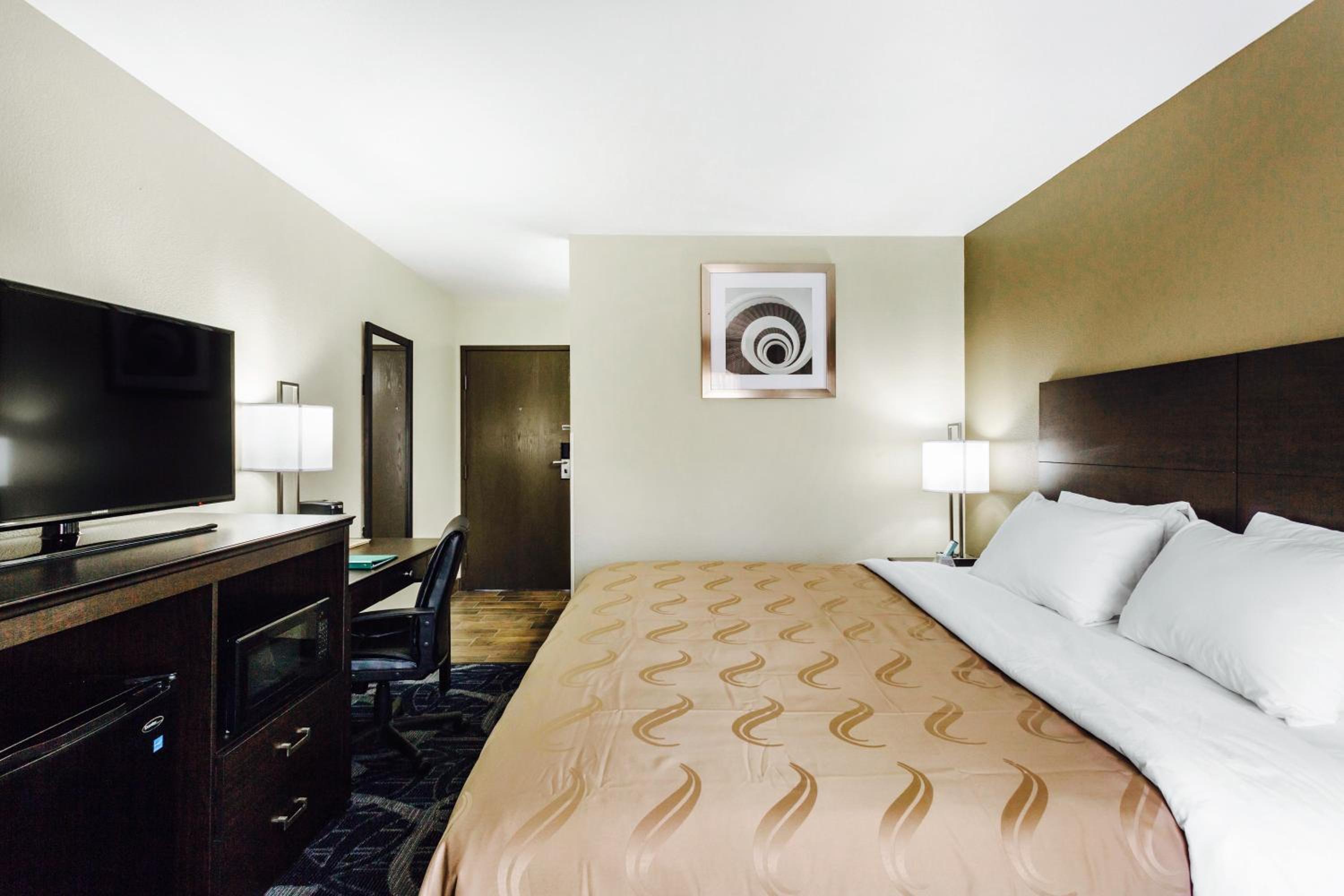 King Room - Non-Smoking - Photo 4