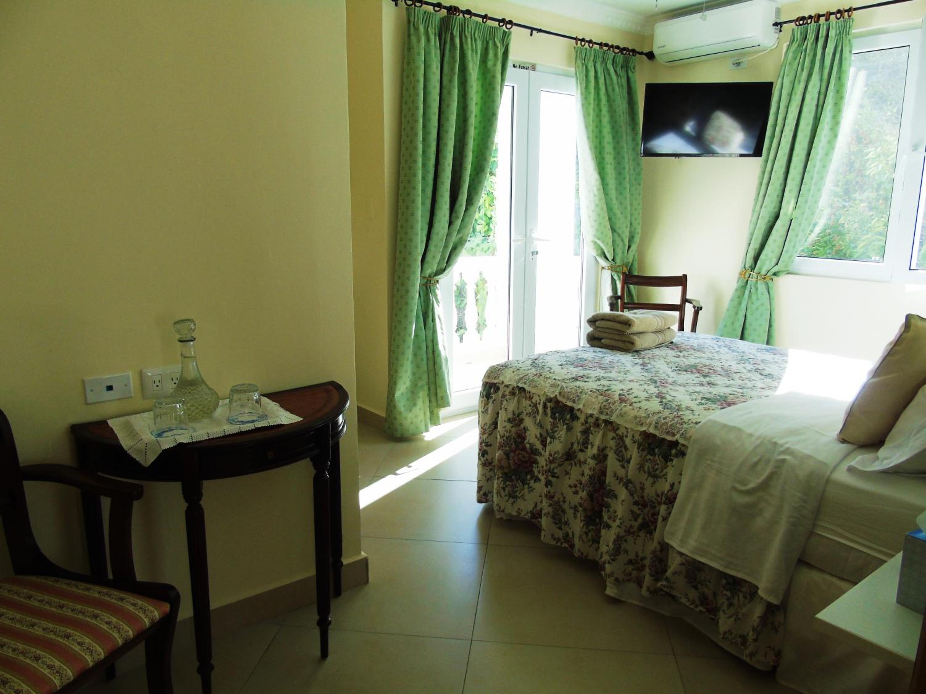 Deluxe Double Room with Side Sea View photo 3