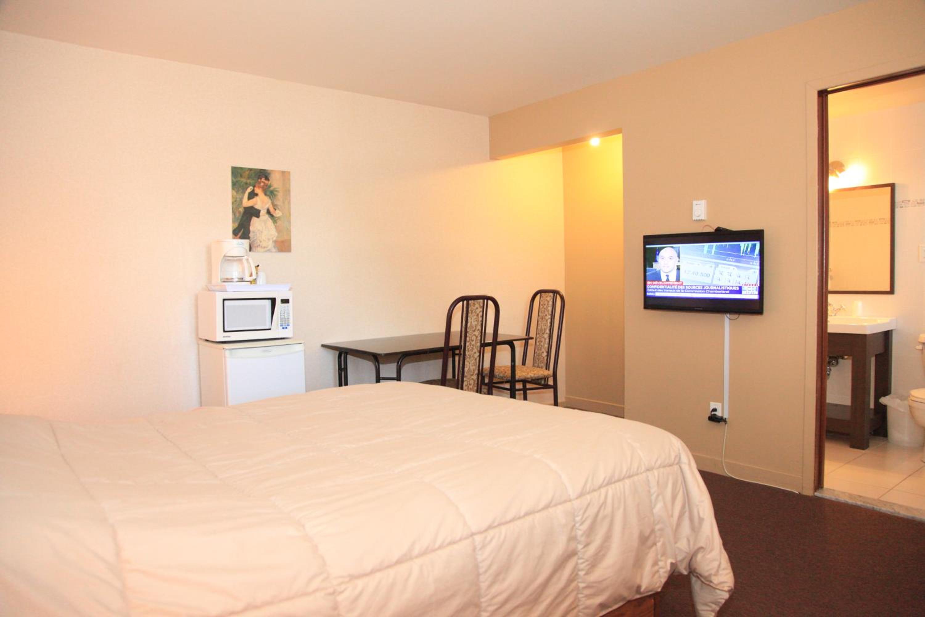 Queen Room photo 2