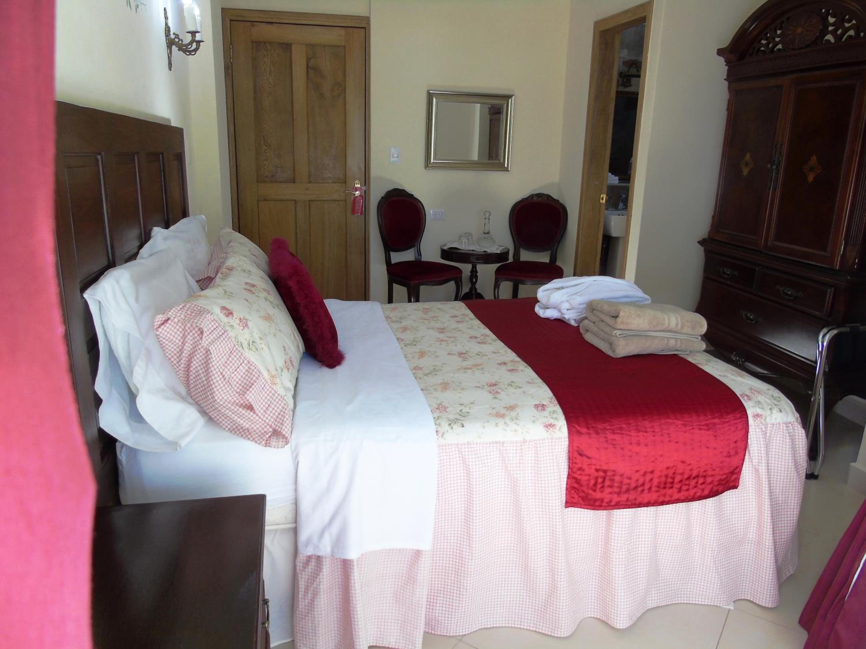 Deluxe Double Room with Side Sea View