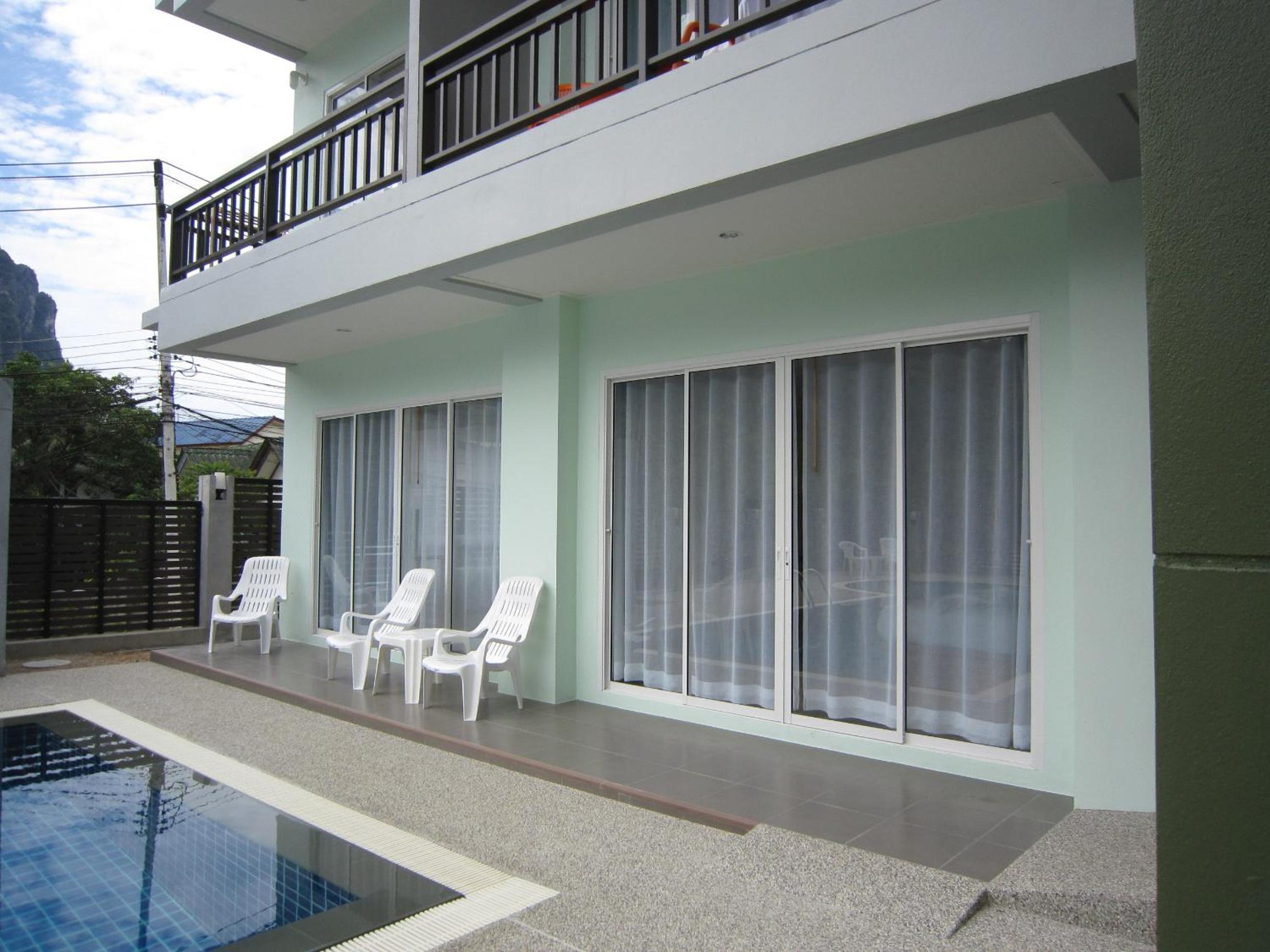 Pool Access Room - Photo 3