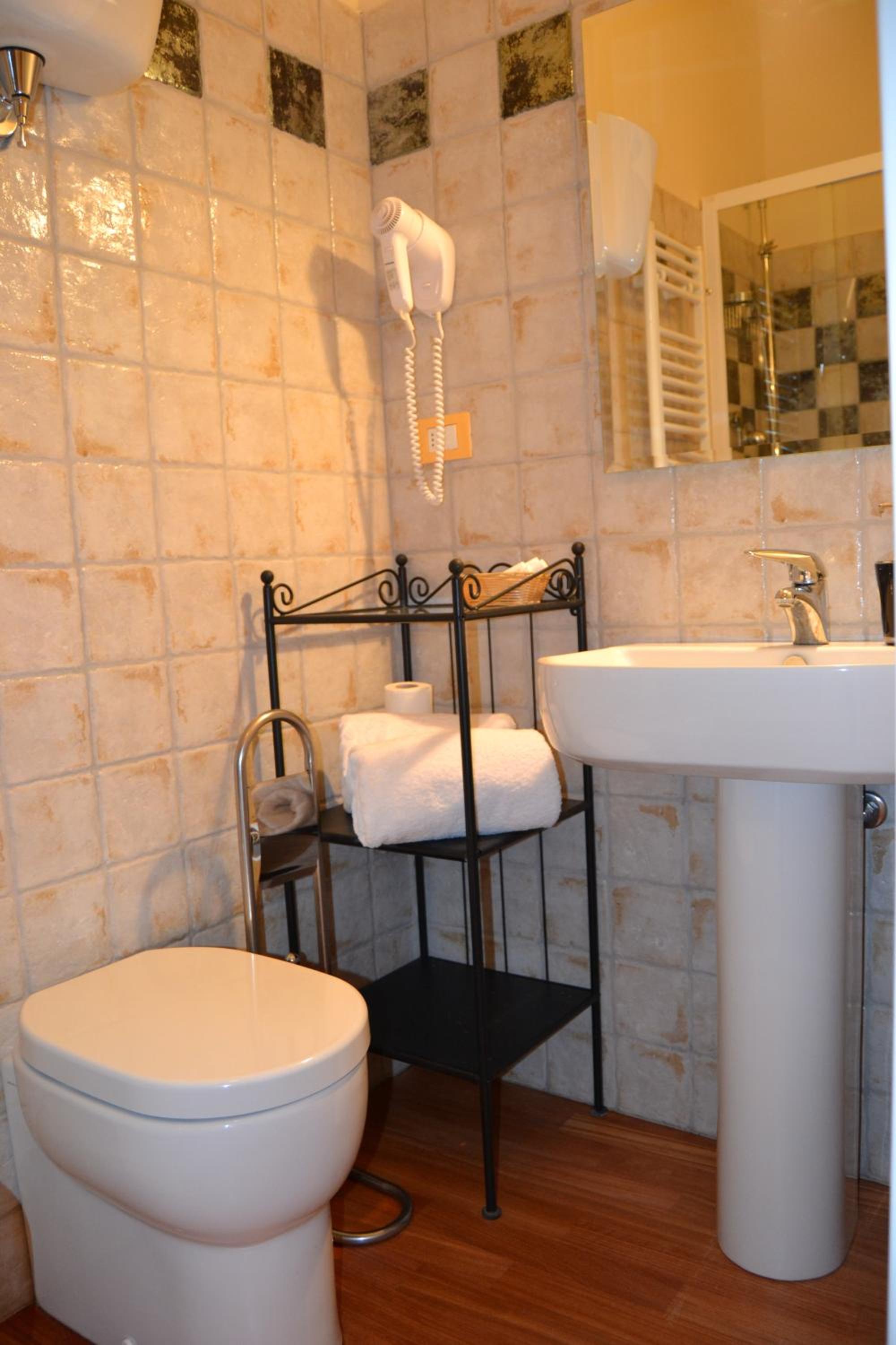 Classic Double or Twin Room - Photo 6