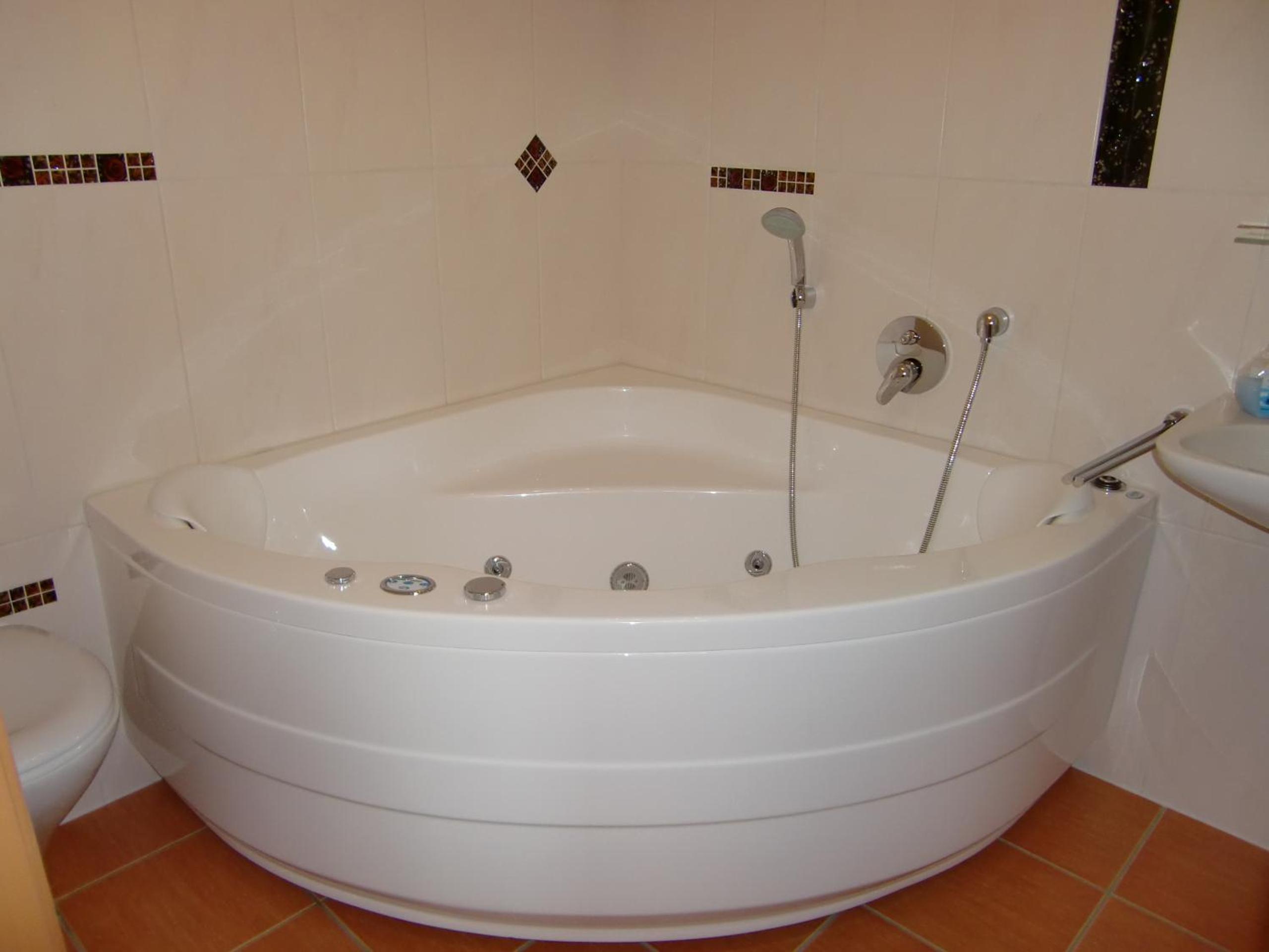Double Room with Spa Bath photo 3