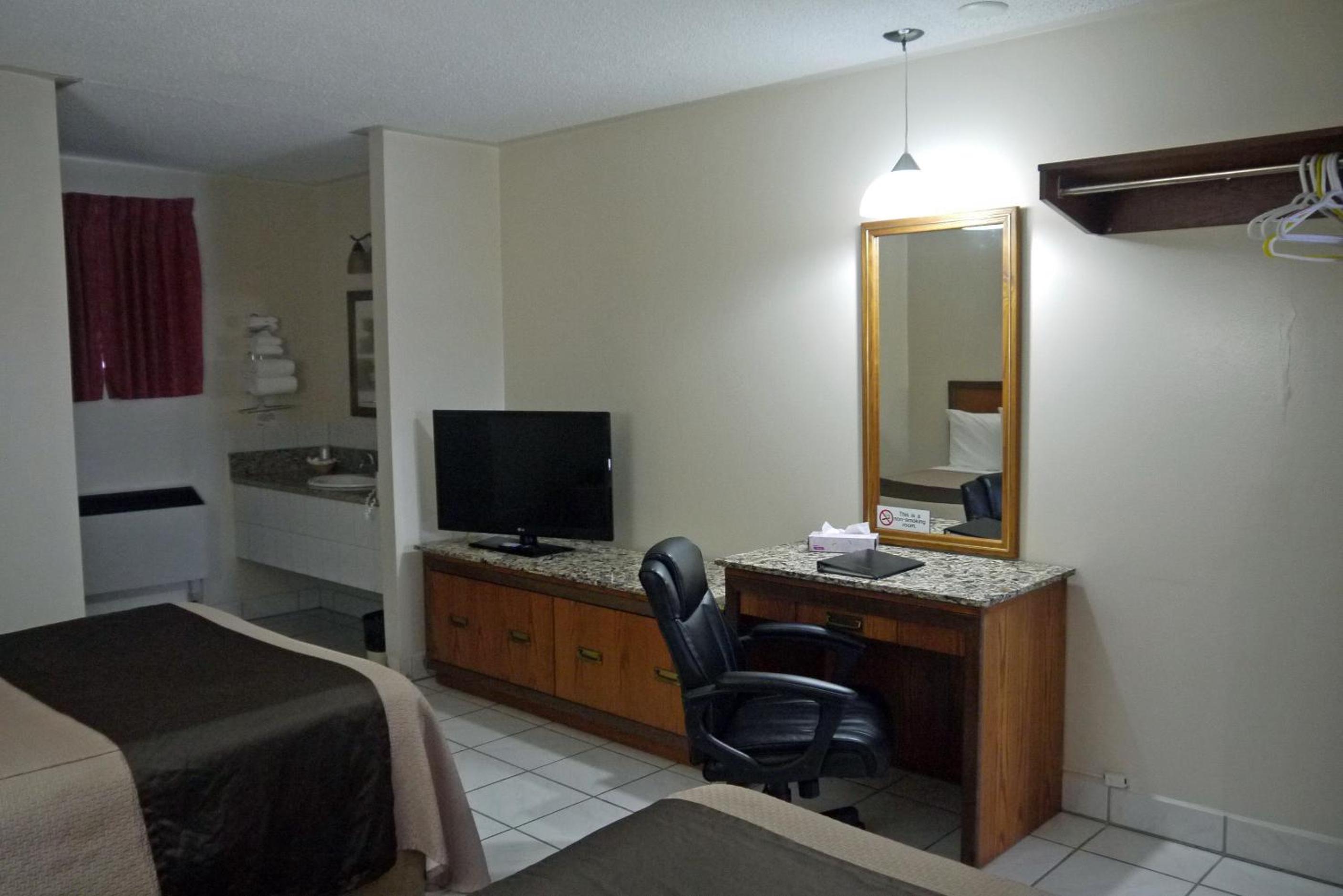 One-Bedroom Suite - Photo 2