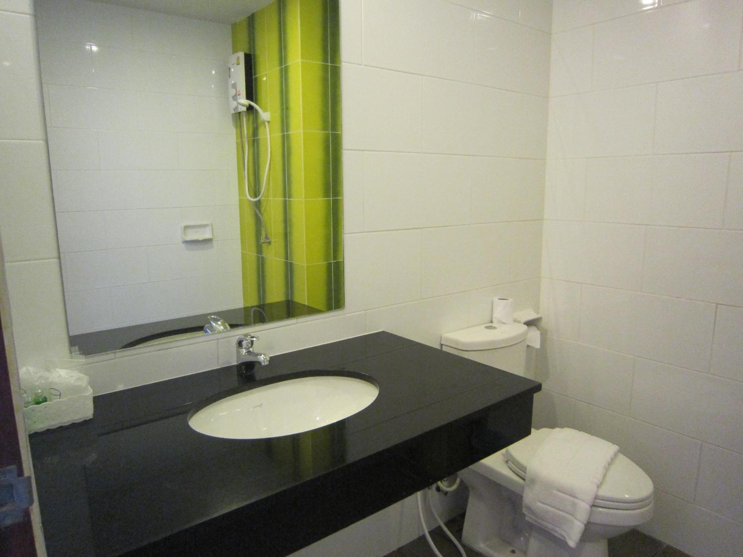 Pool Access Room - Photo 2