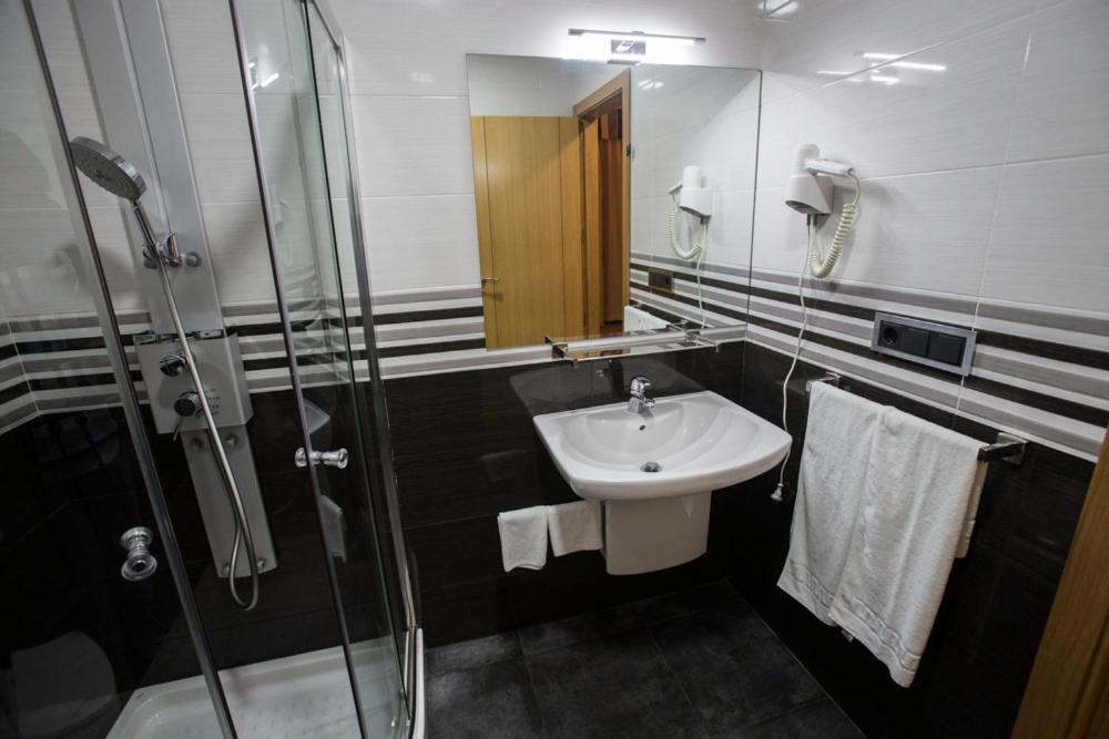 Double Room with Double bed - Photo 10