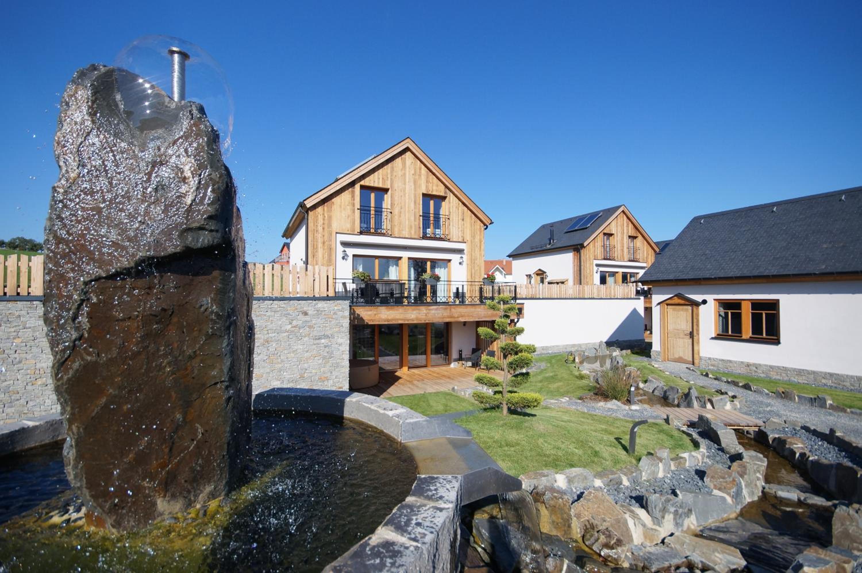 Five-Bedroom House photo 2
