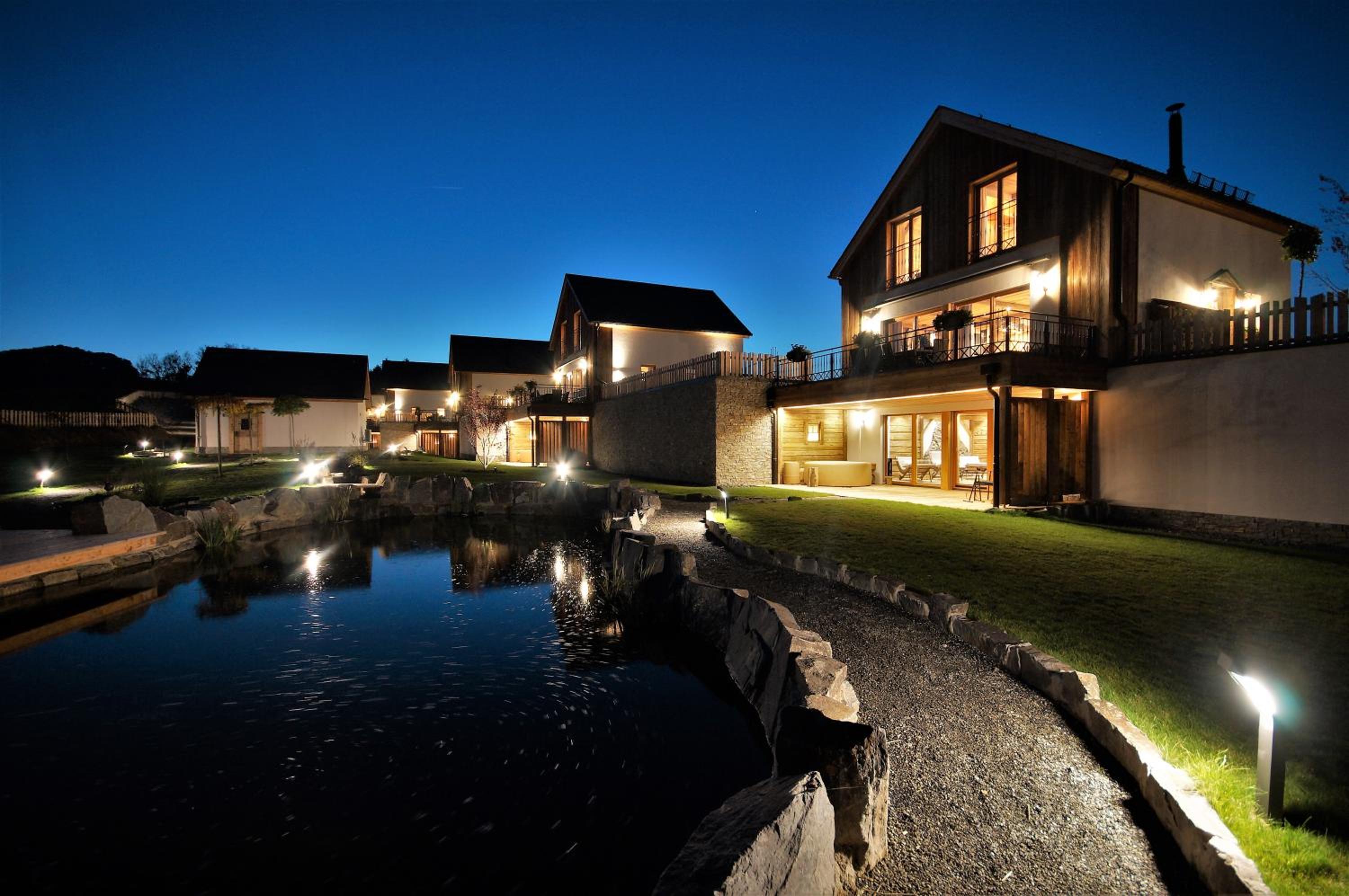 Five-Bedroom House photo 3
