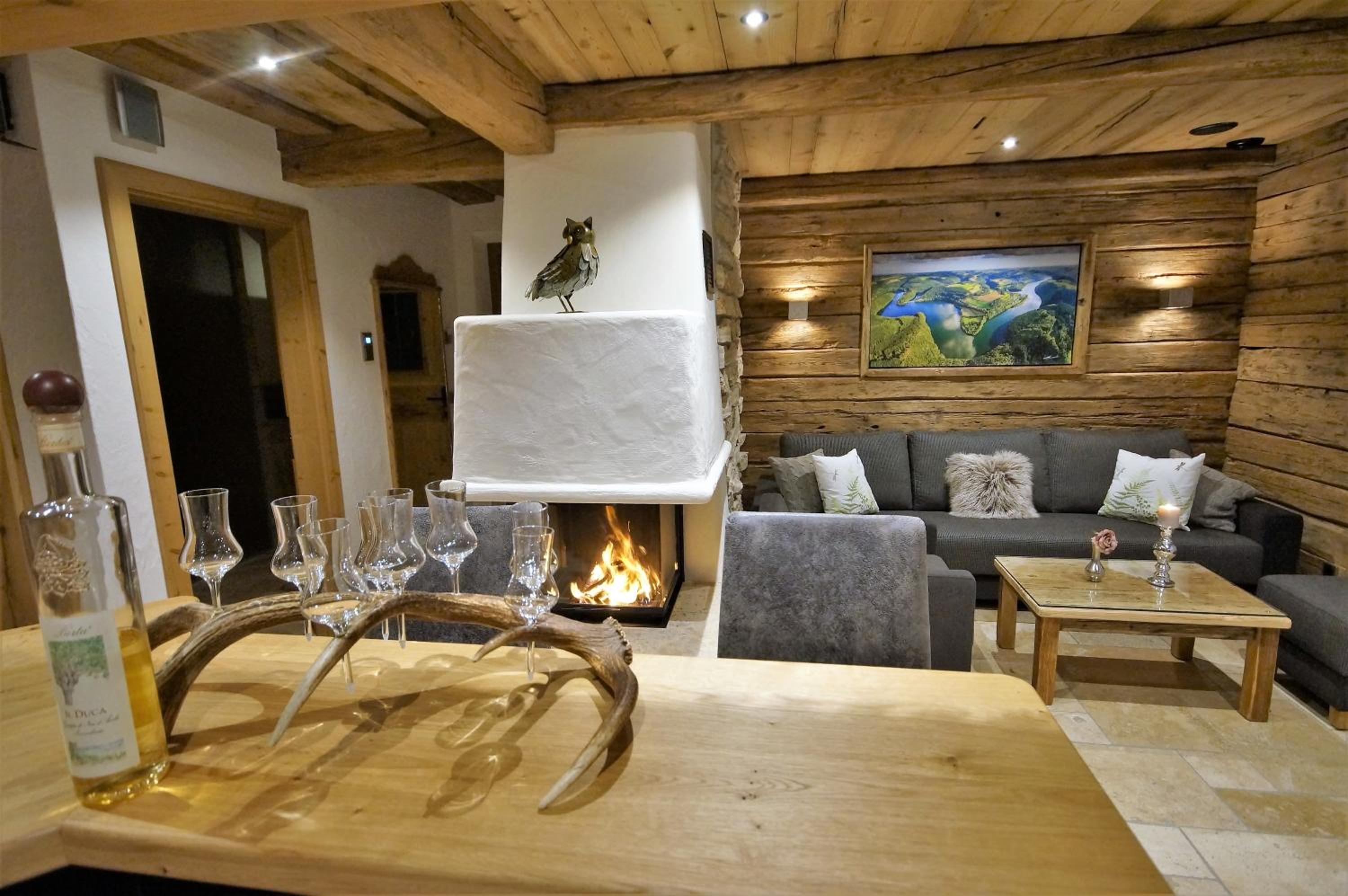Five-Bedroom House photo 1
