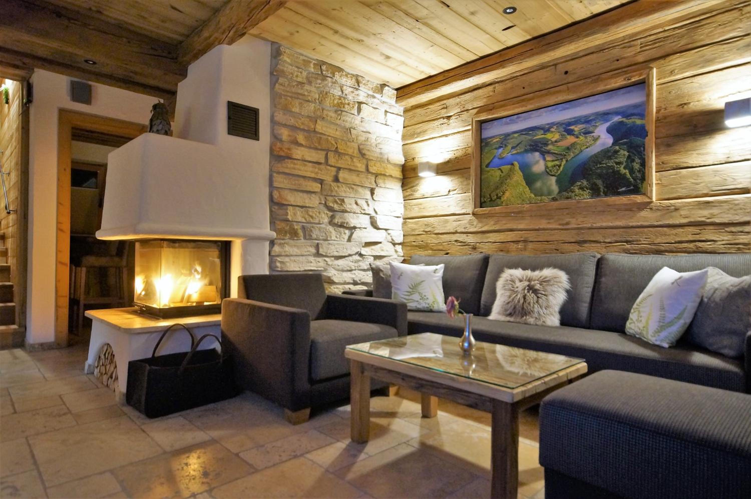 Five-Bedroom House photo 1