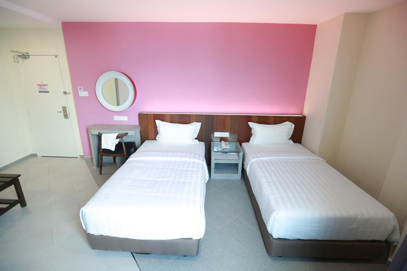 Large Twin Room - Photo 4