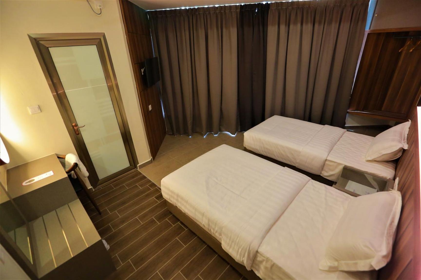 Large Twin Room - Photo 2