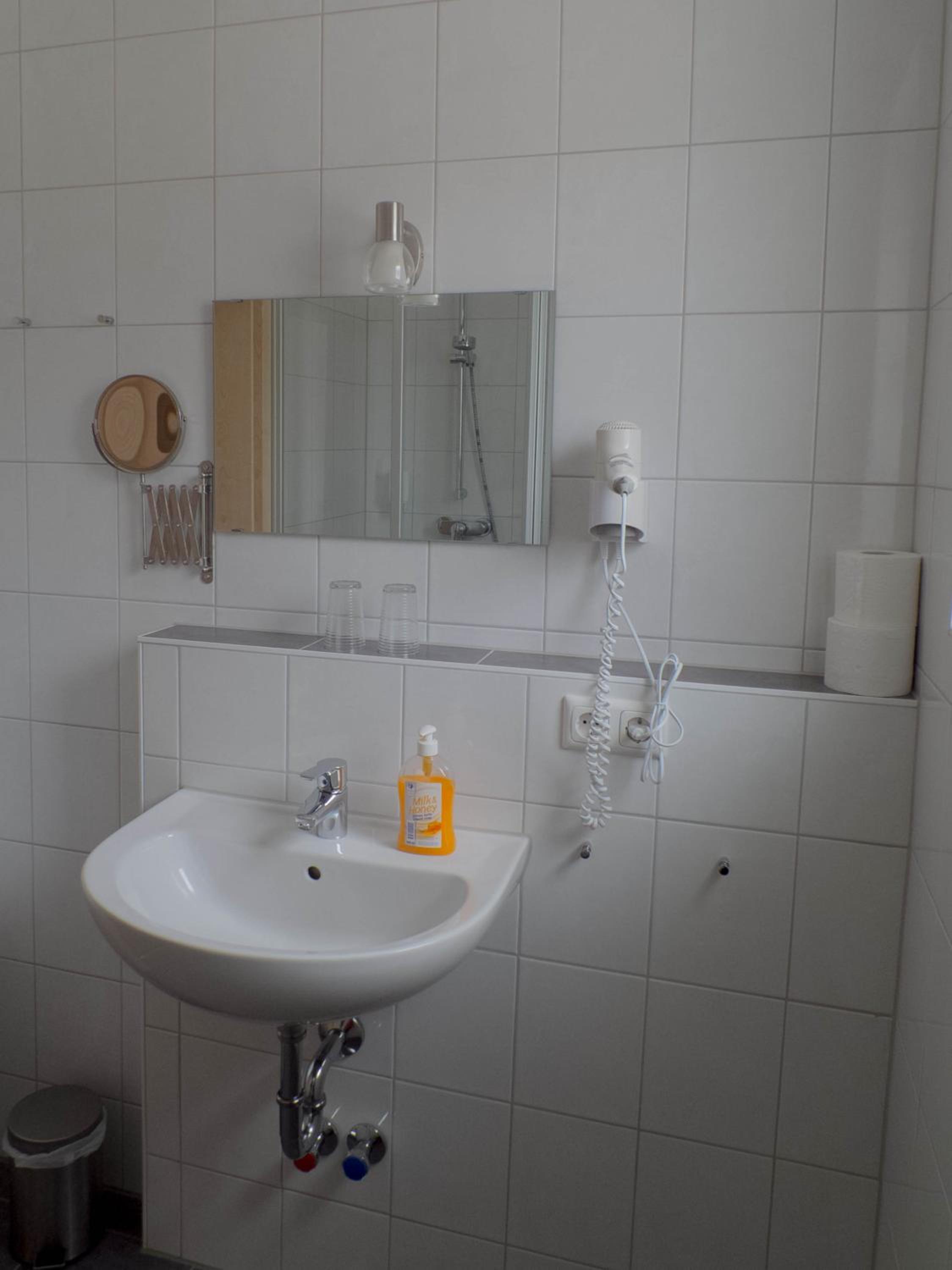 Standard Single Room with Shower photo 3
